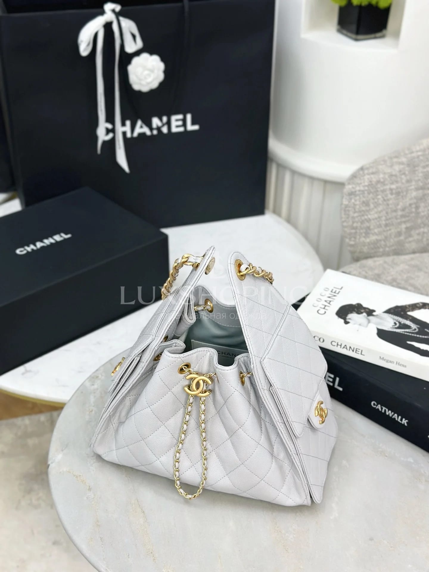 CHANEL 25C сумка-хобо 30×26×14 см белая - фото 2