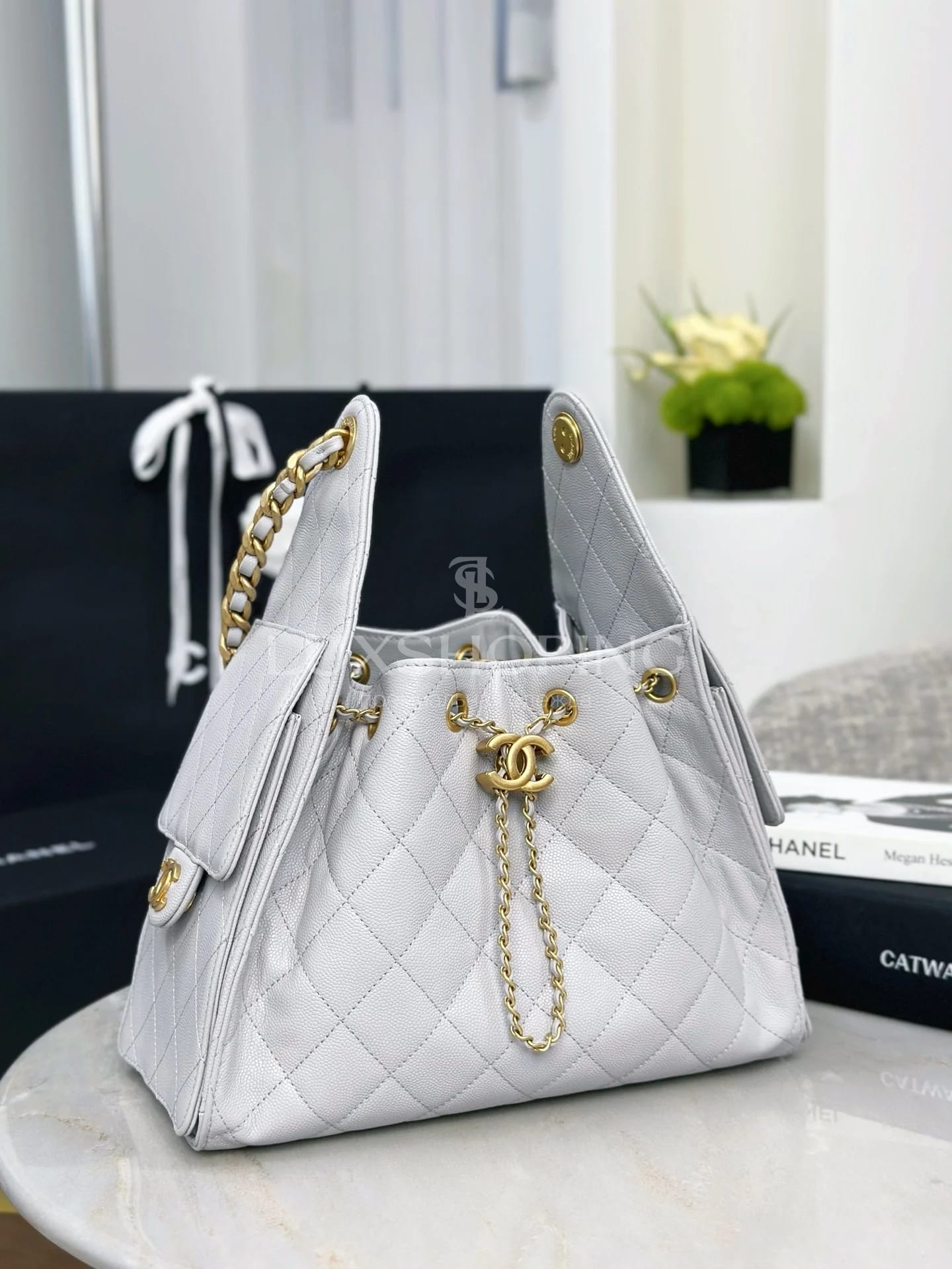 CHANEL 25C сумка-хобо 30×26×14 см белая - фото 6