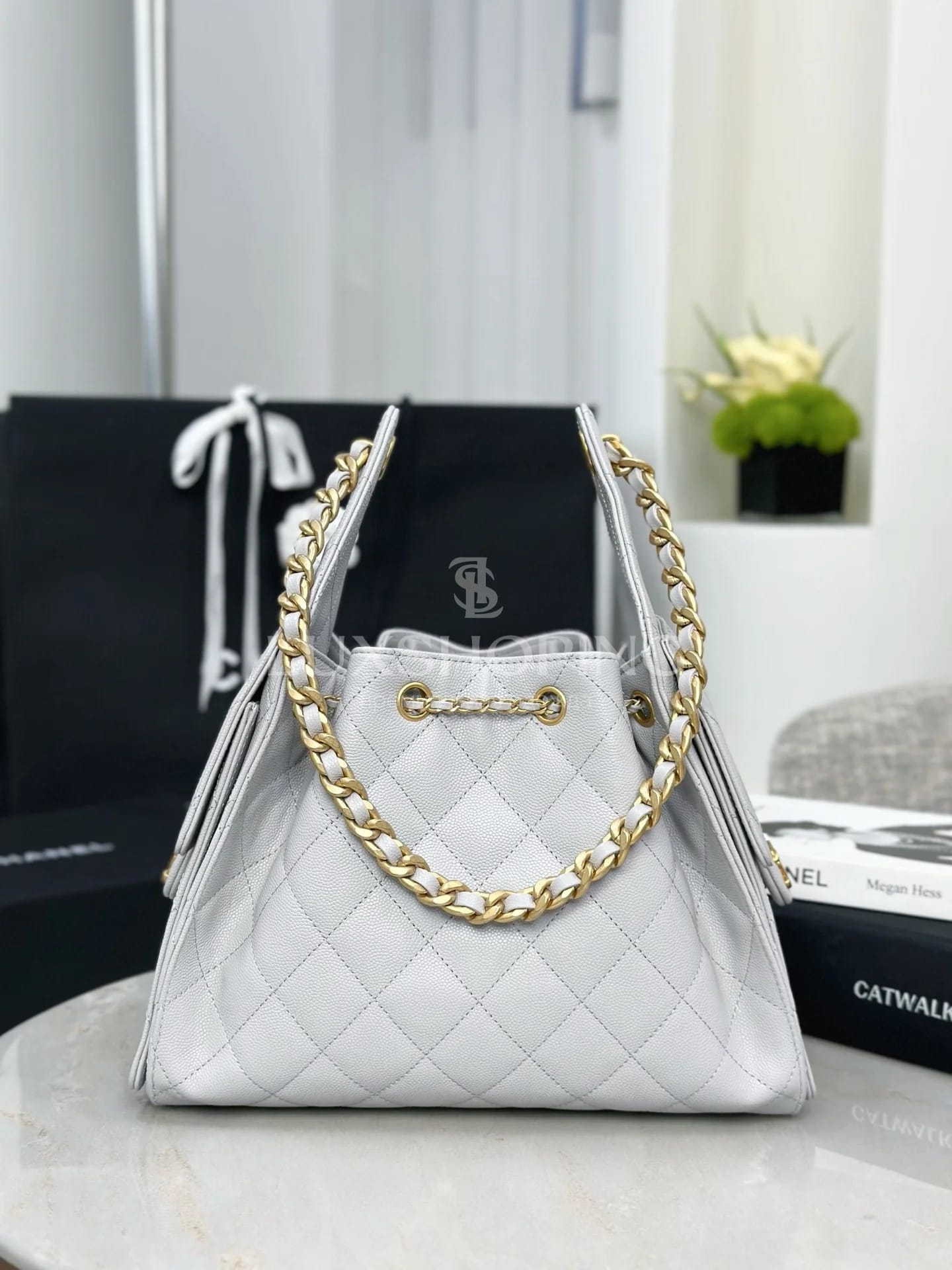 CHANEL 25C сумка-хобо 30×26×14 см белая - фото 7