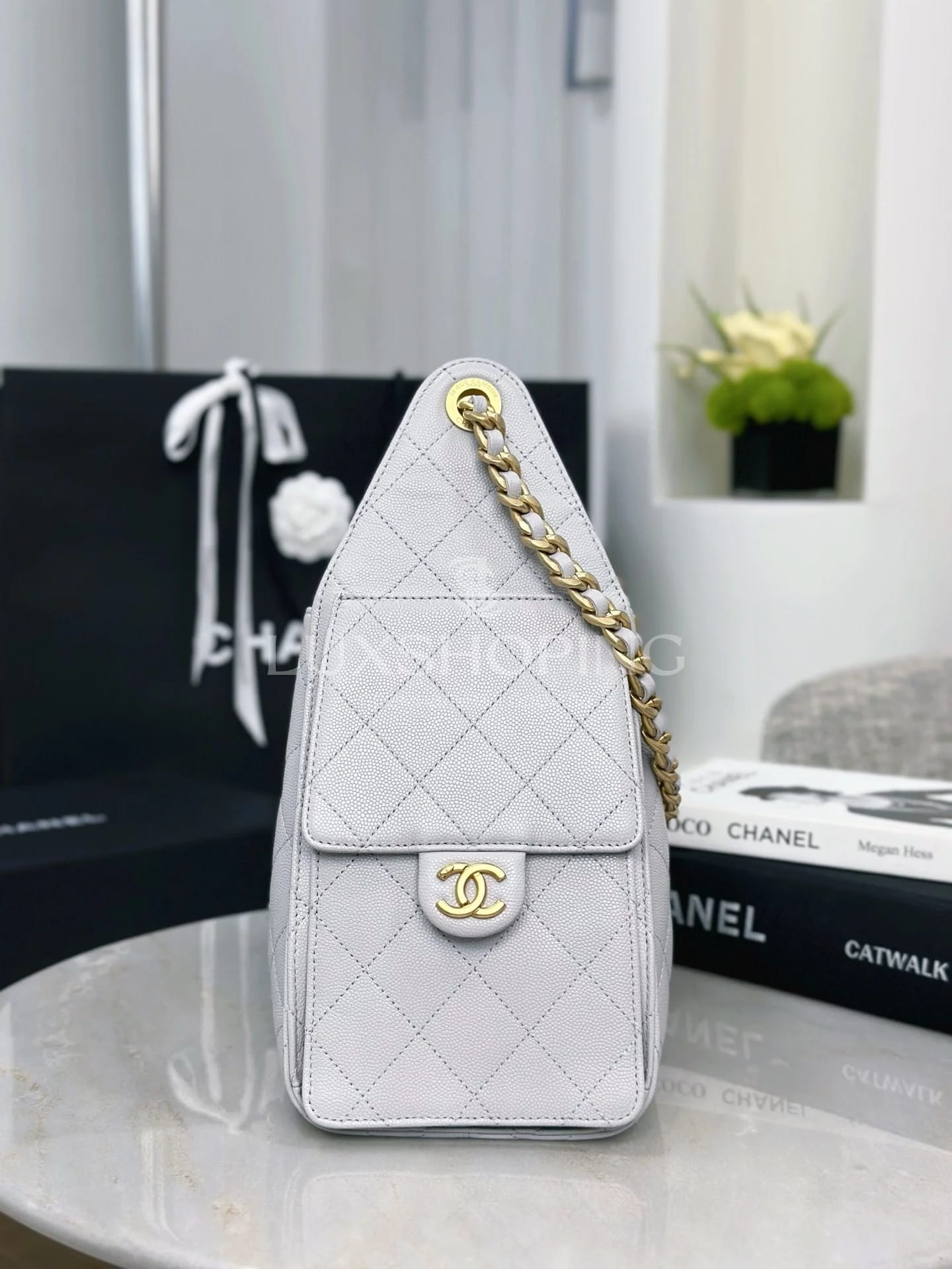 CHANEL 25C сумка-хобо 30×26×14 см белая - фото 10