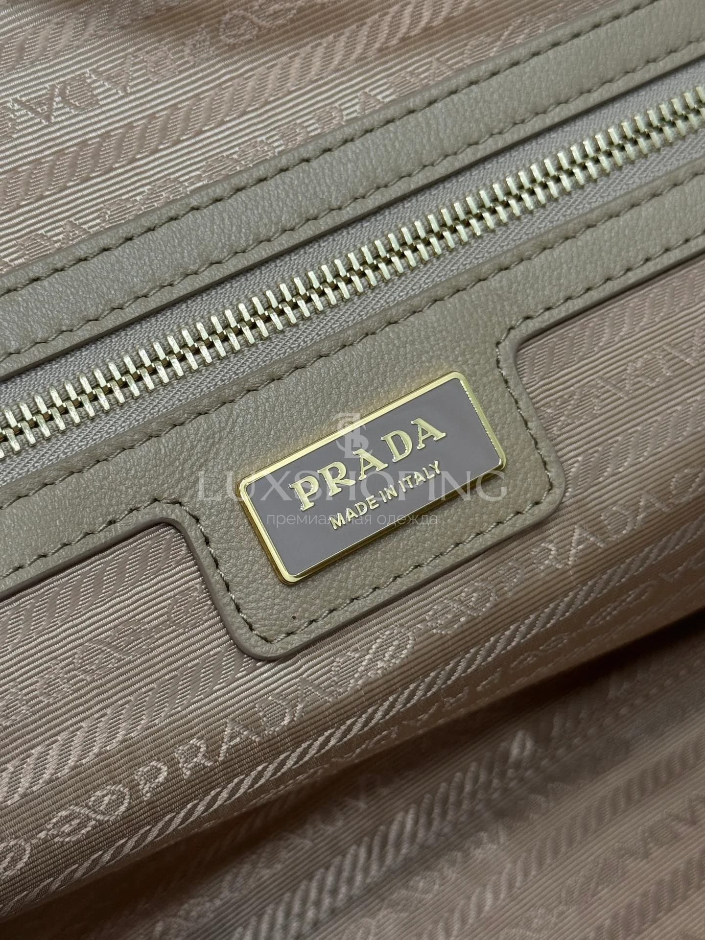 Сумка Prada Re-Edition 1995 35×21.5×10 см бежевая - фото 10