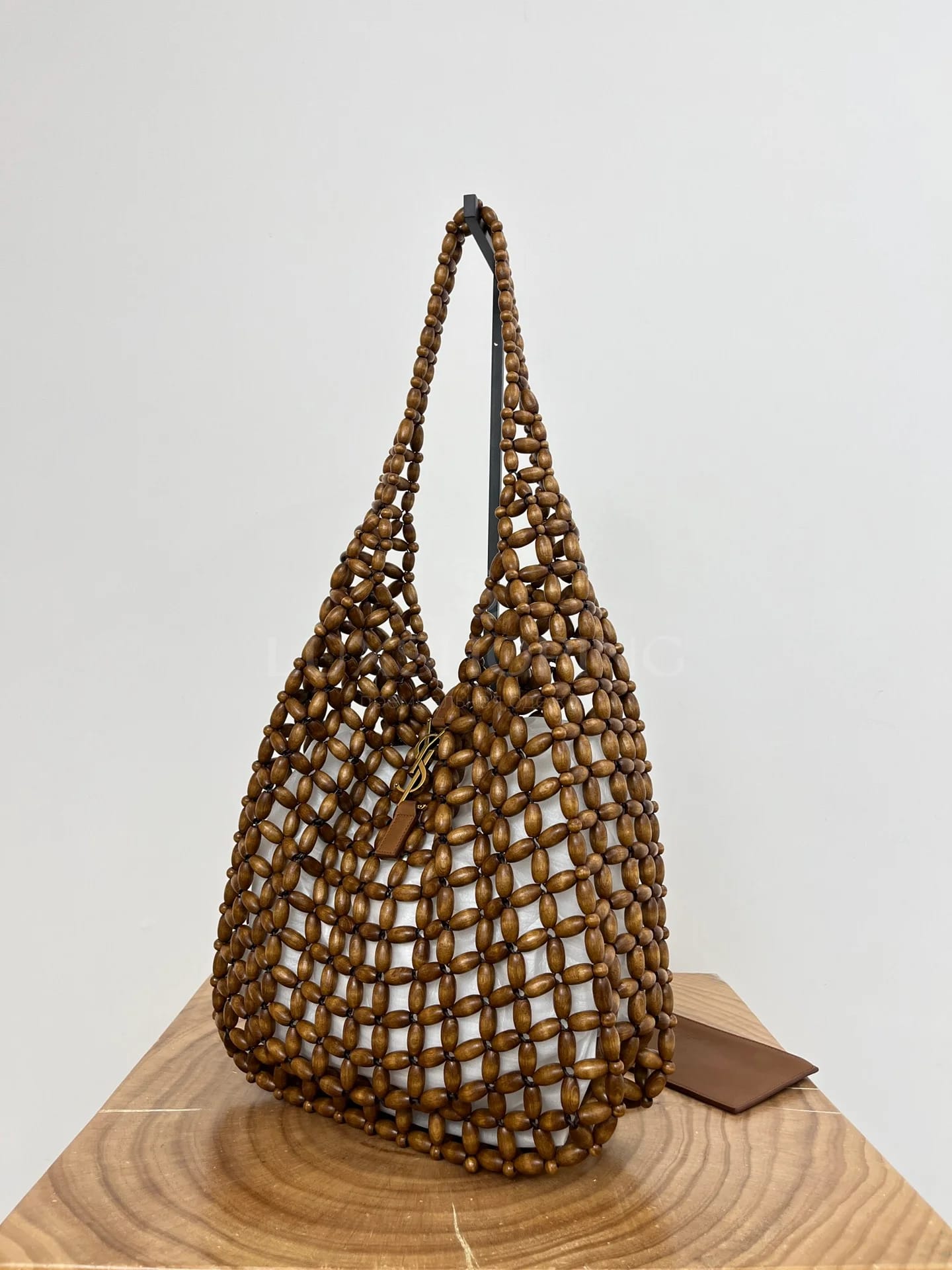 Сумка YSL Hobo из деревянных бусин 30×35×10 см - фото 3