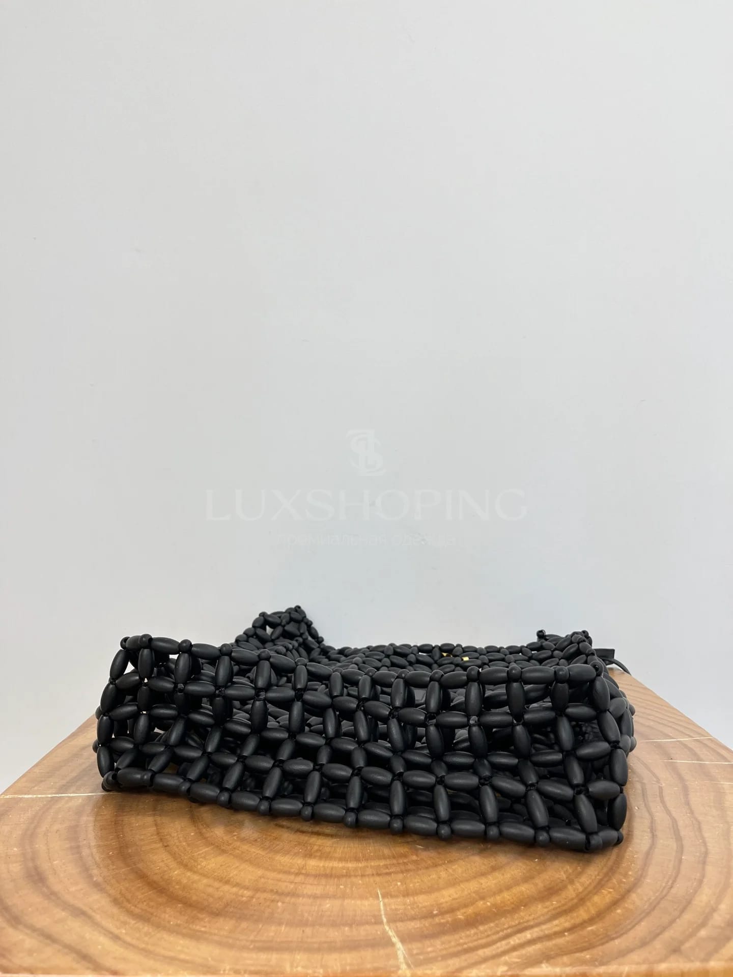 Сумка YSL Hobo из деревянных бусин 30×35×10 см черная - фото 9