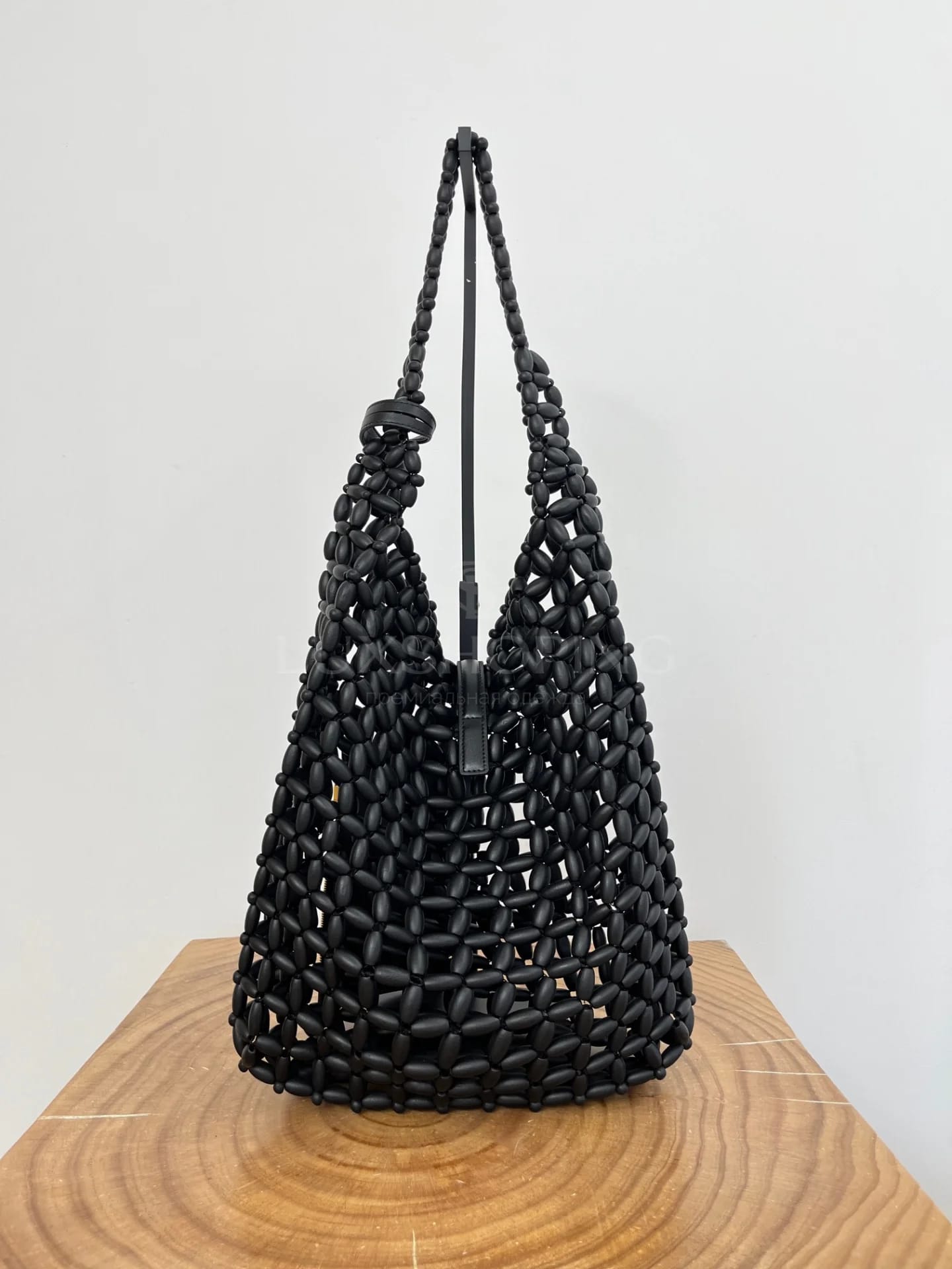 Сумка YSL Hobo из деревянных бусин 30×35×10 см черная - фото 10