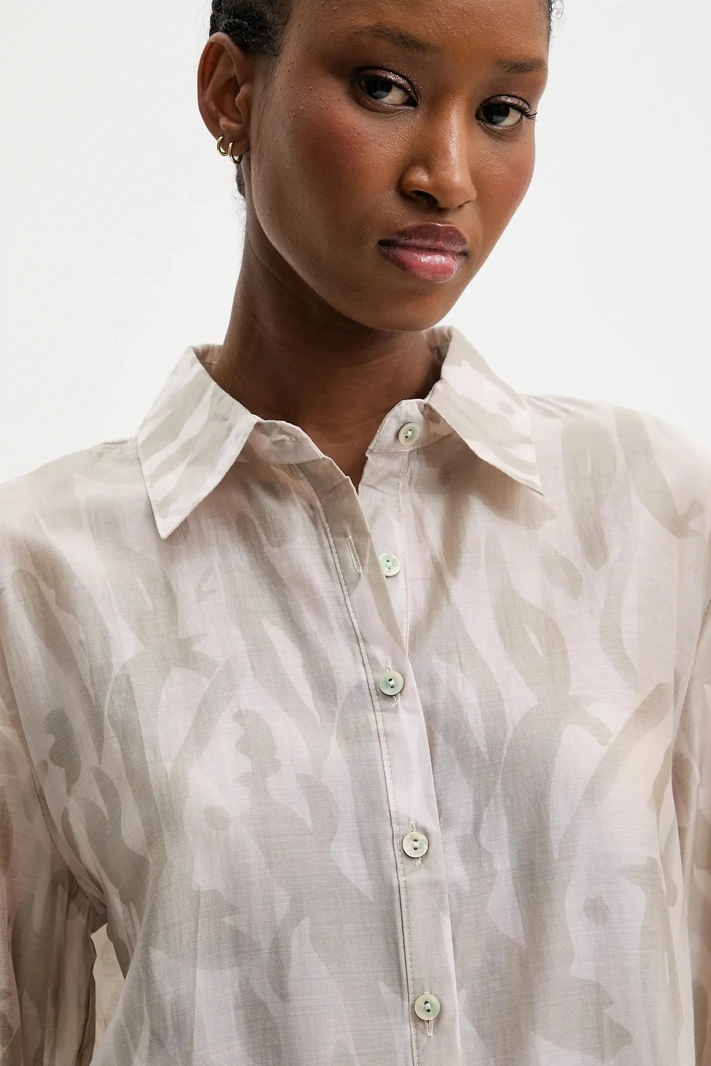Рубашка бежевая для женщин - фото 4