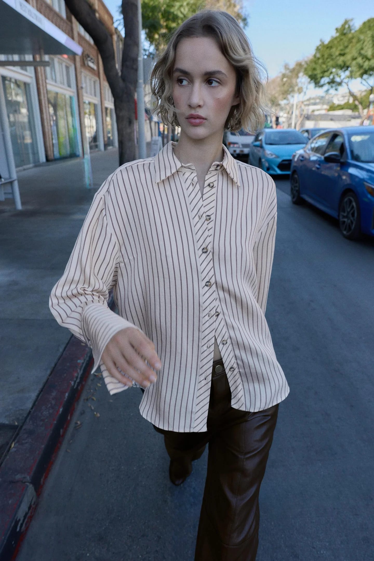РУБАШКА В ПОЛОСКУ С ШИРОКИМИ МАНКЕТАМИ - фото 2
