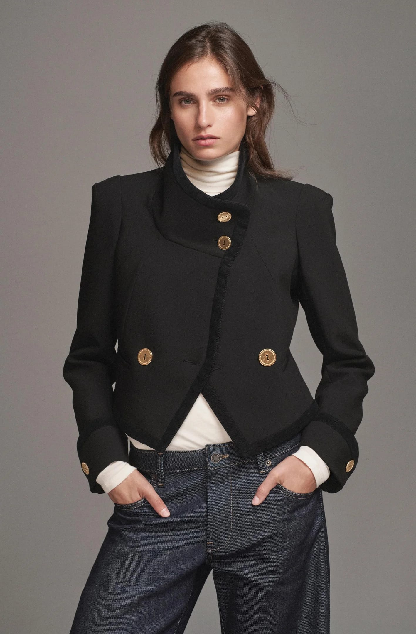 КОРОТКАЯ КУРТКА НА ПУГОВИЦАХ – ИЗДЕЛИЕ Zara ДЛЯ ЖЕНЩИН
