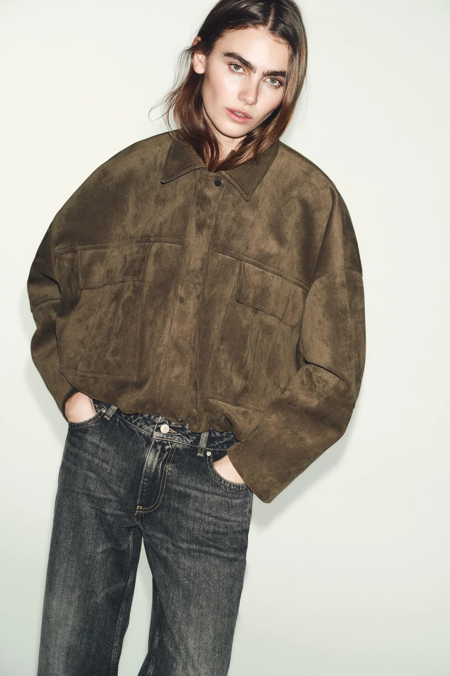 БОМБЕР OVERSIZE ИЗ ИСКУССТВЕННОЙ ЗАМШИ С КАПЮШОНОМ