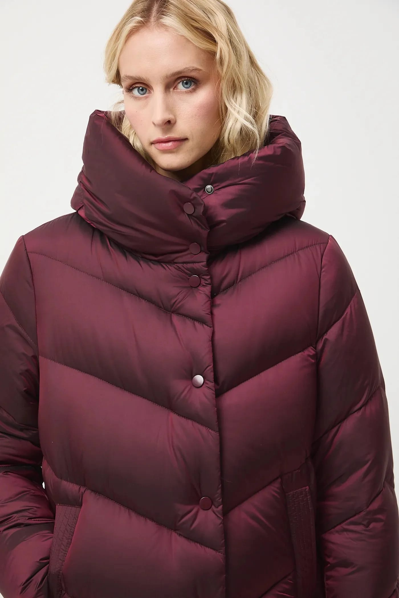 Пуховик бордовый для женщин - фото 4