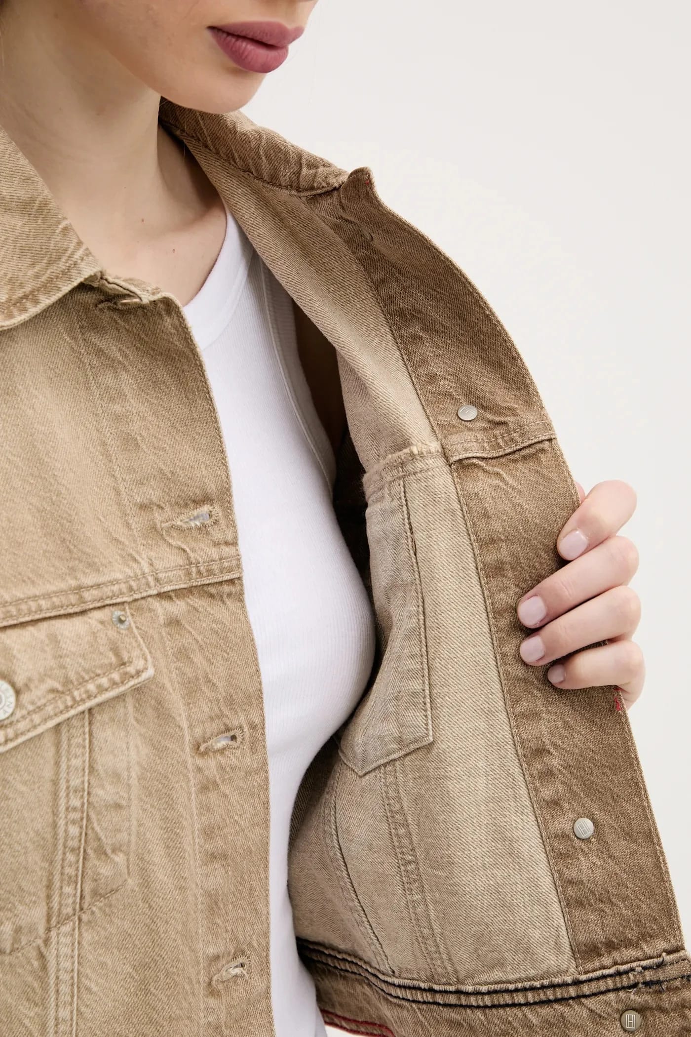 Джинсовая куртка бежевая для женщин - фото 6