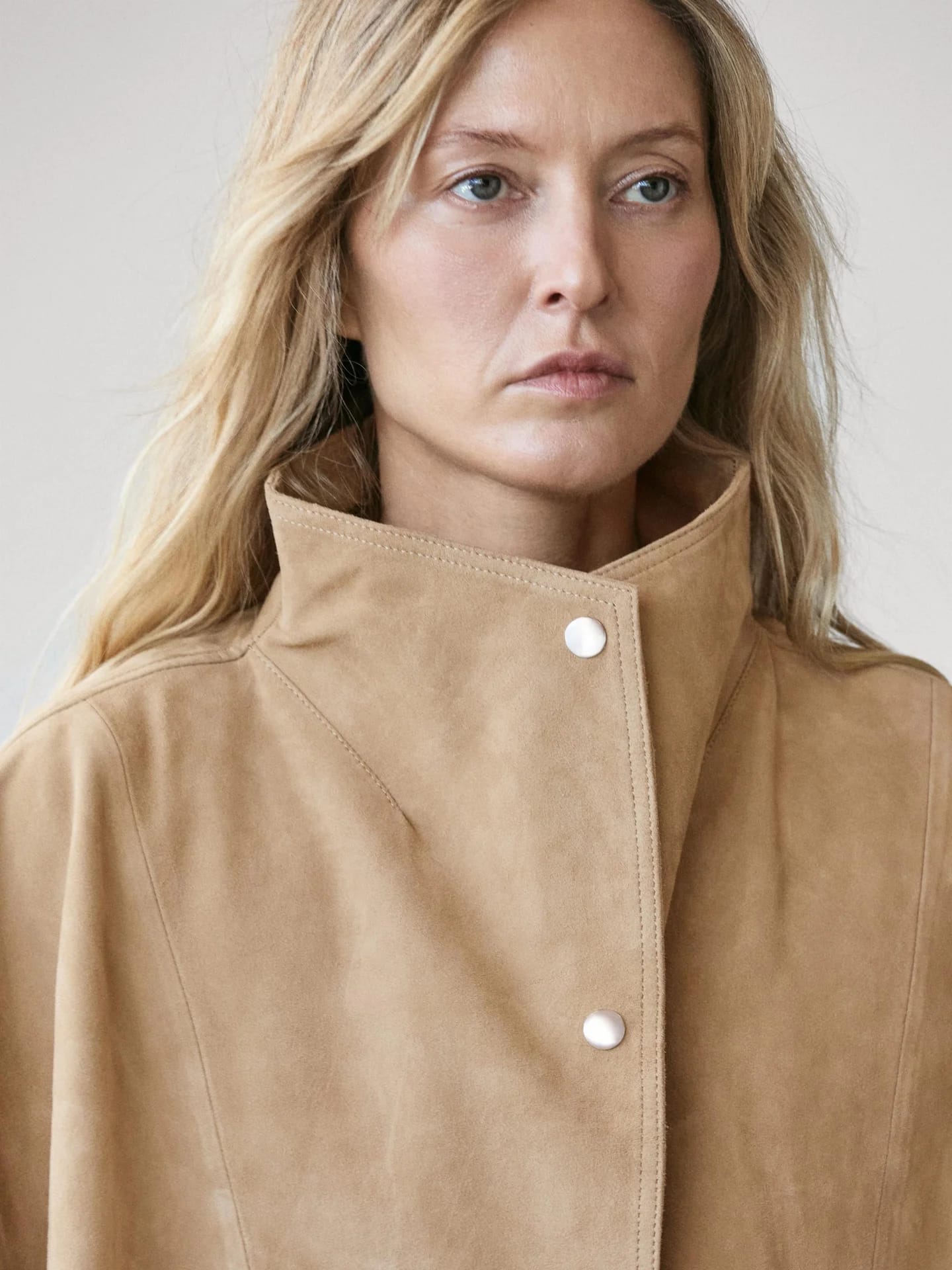 Замшевая накидка с пуговицами - фото 10