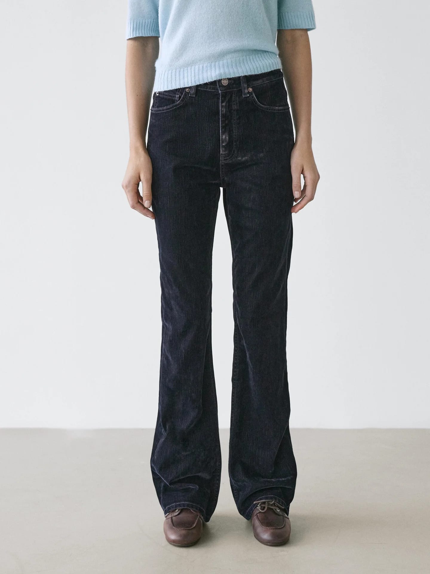 Джинсы Bootcut с завышенной талией в рубчик - фото 10