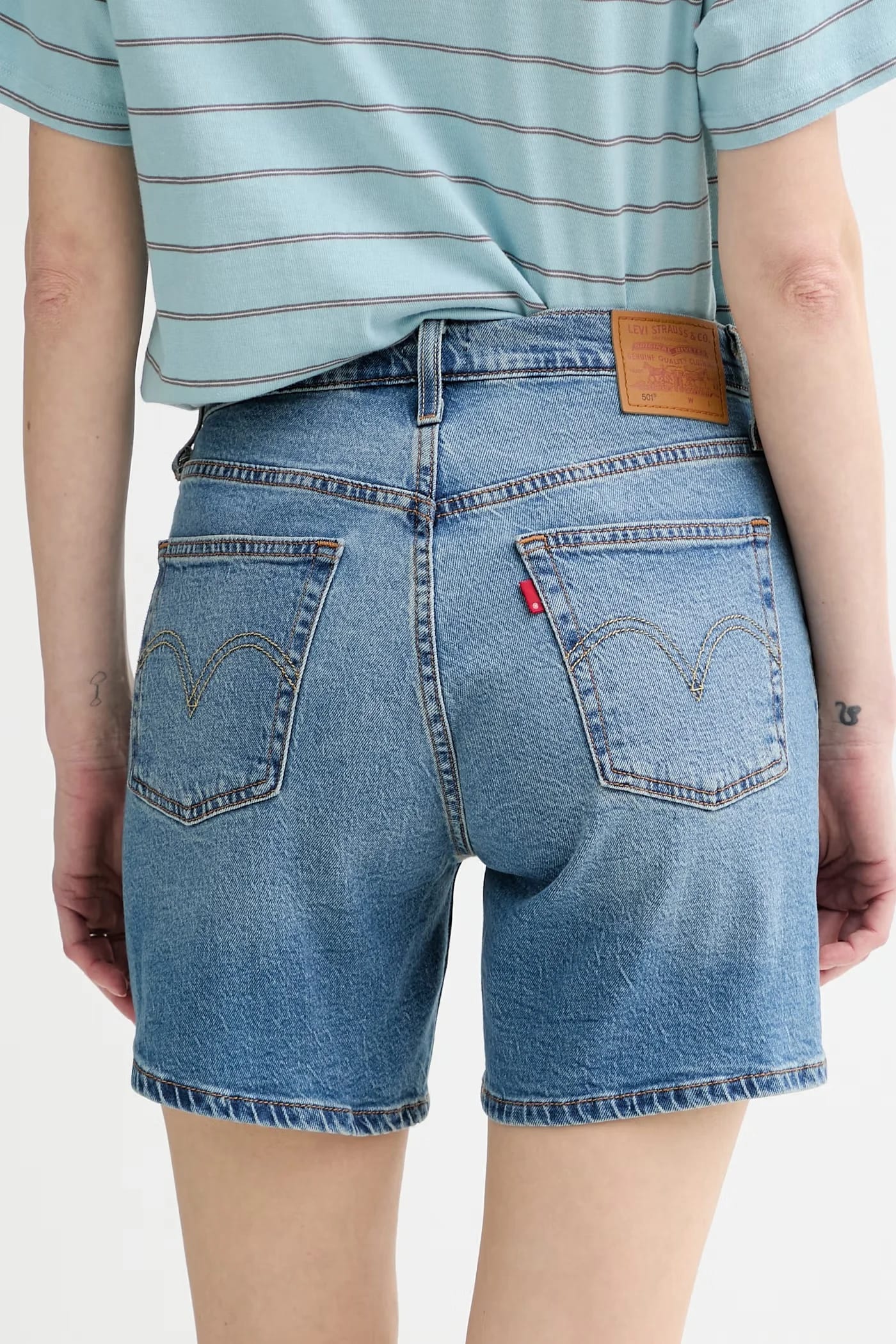 501® Женские джинсовые шорты MID THIGH - фото 3