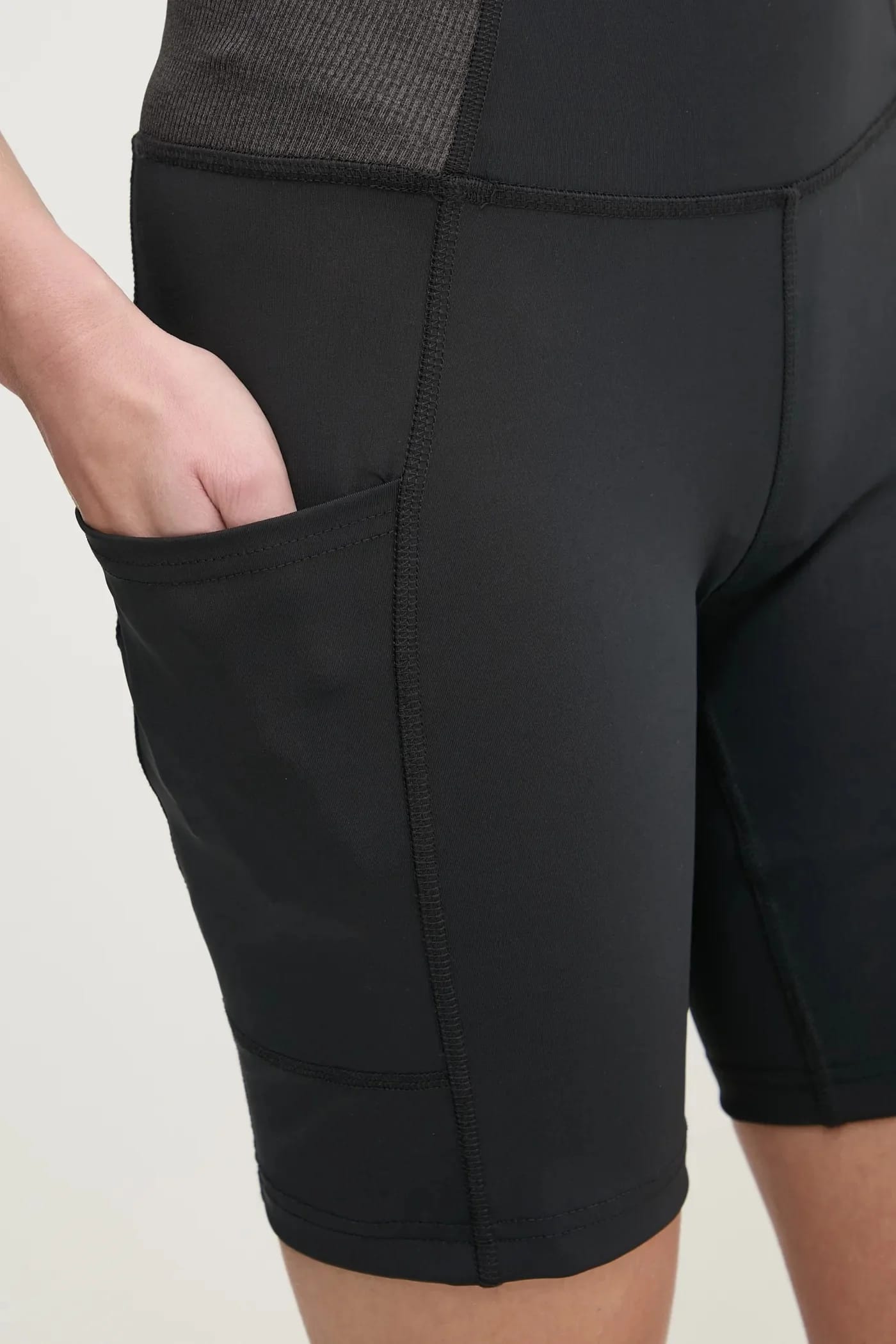 Спортивные шорты Boundless Trek черные для женщин - фото 4