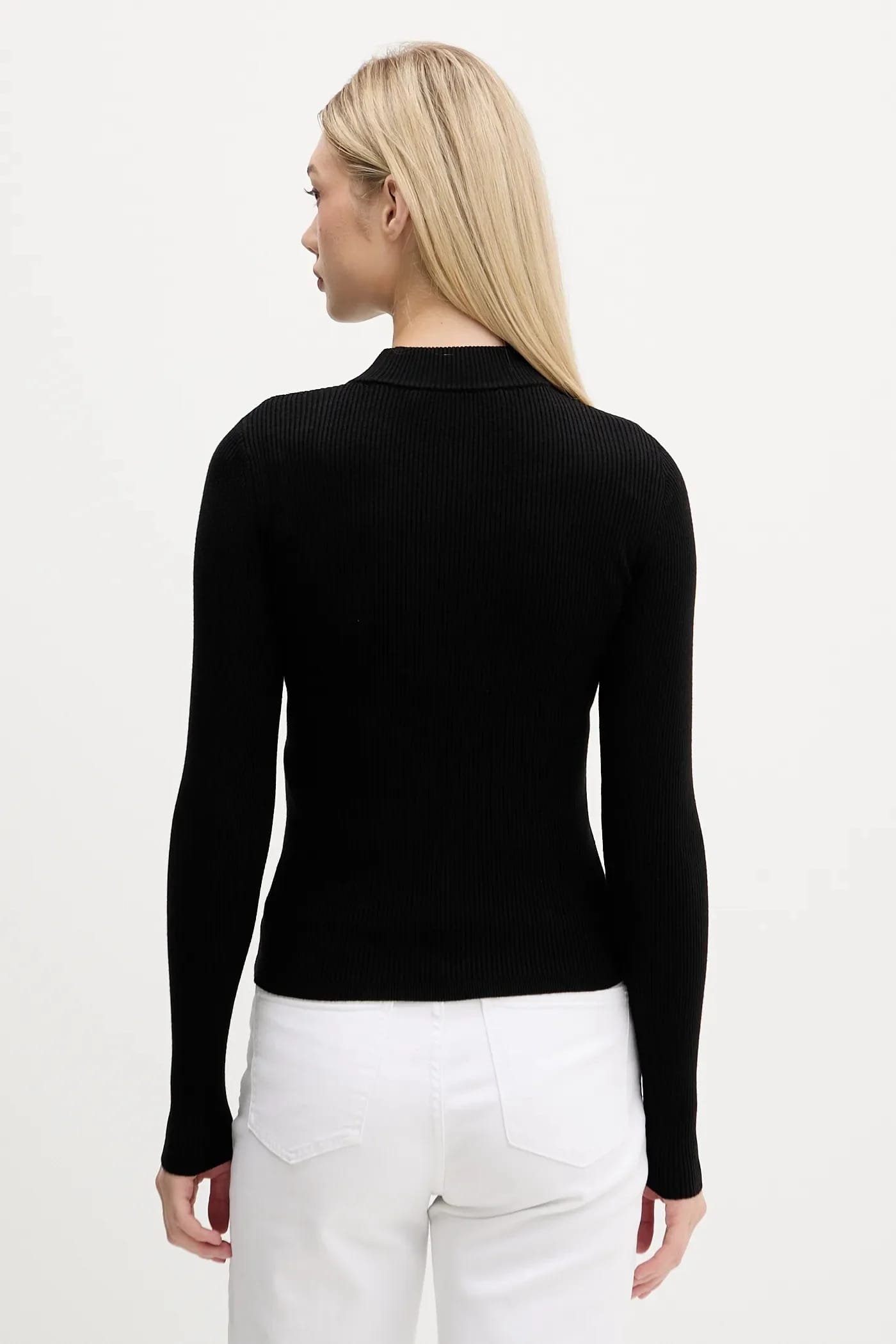 Свитер черный для женщин - фото 3