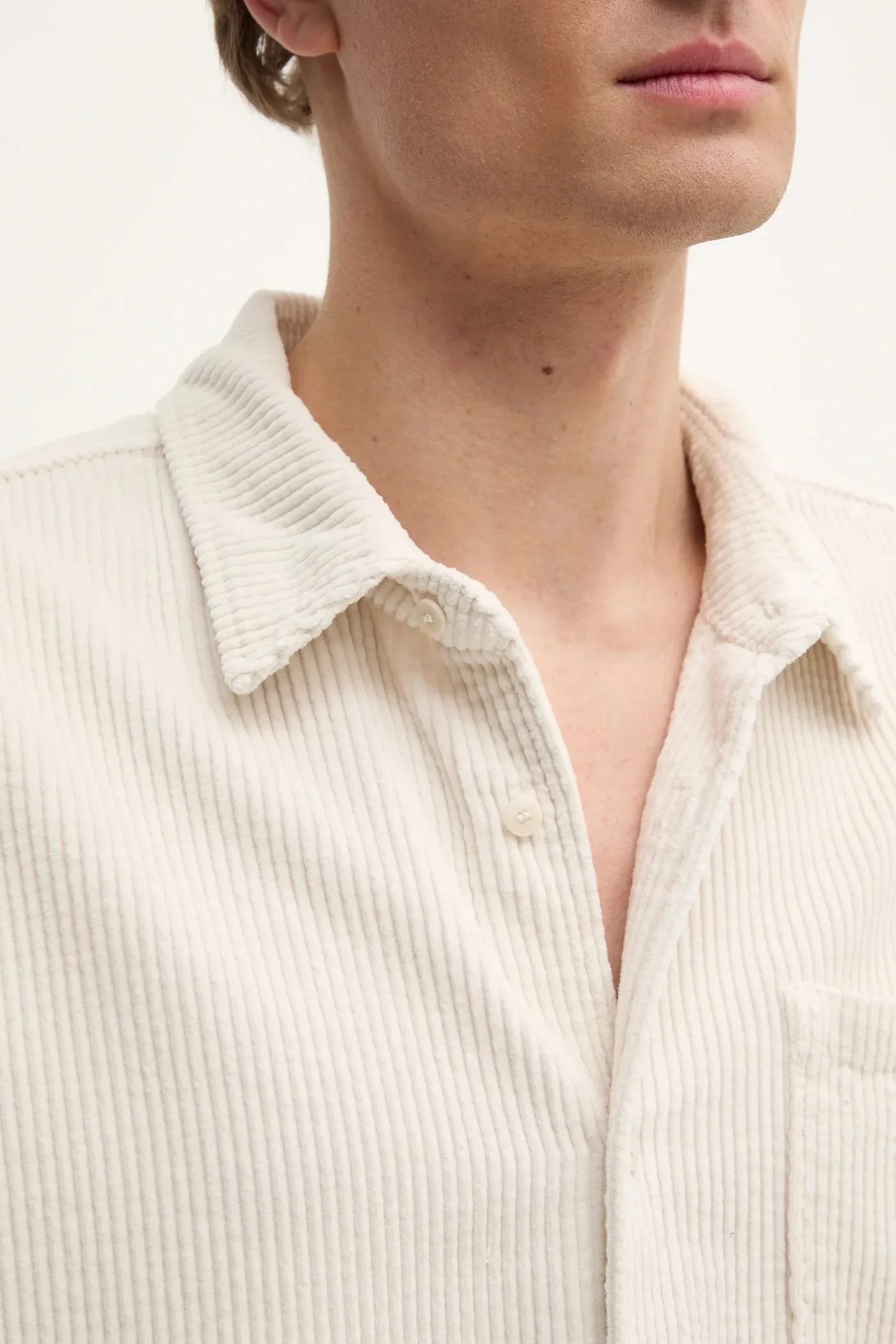 Вельветовая рубашка бежевая для мужчин - фото 5