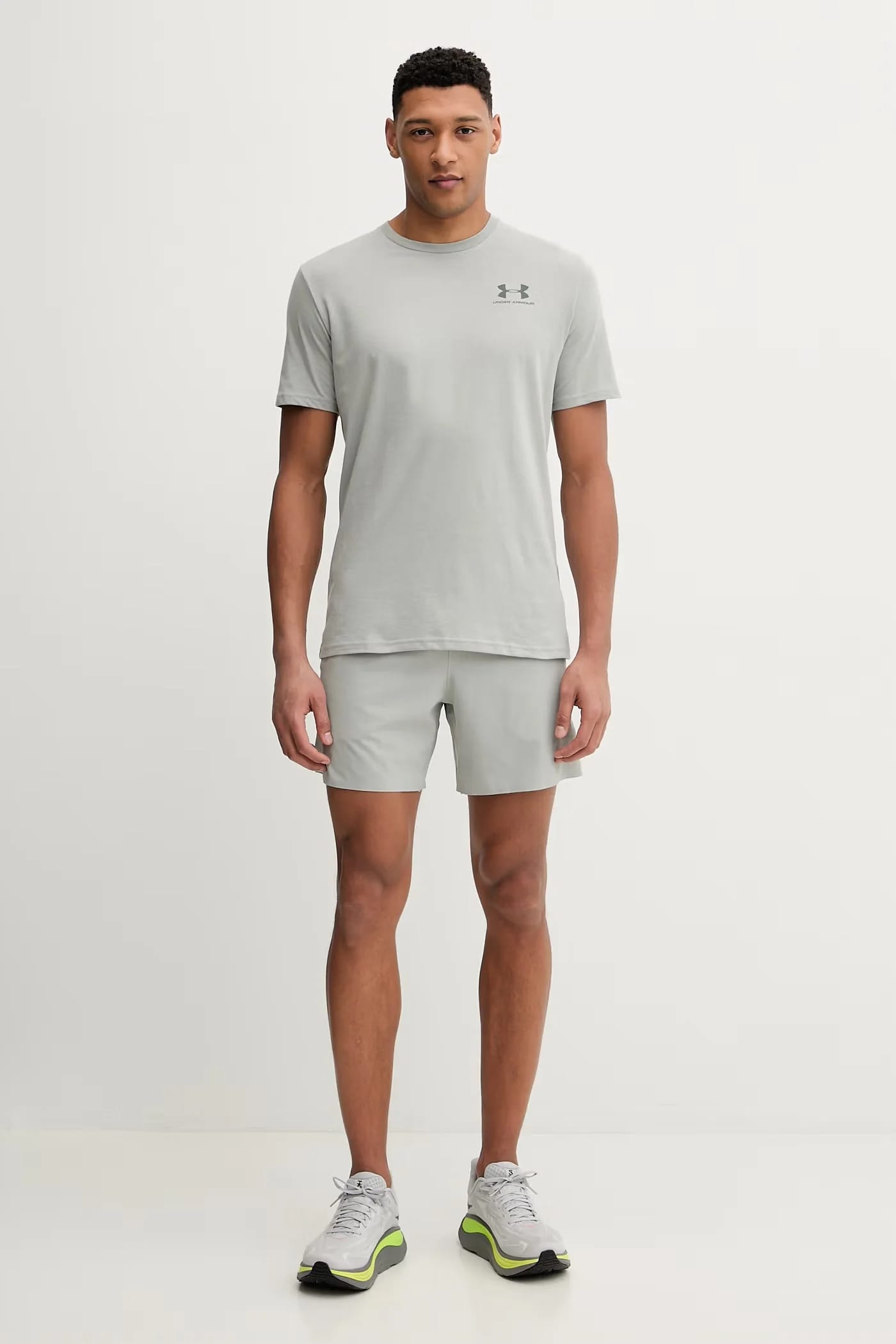Спортивная футболка SPORTSTYLE LEFT CHEST серая для мужчин - фото 2