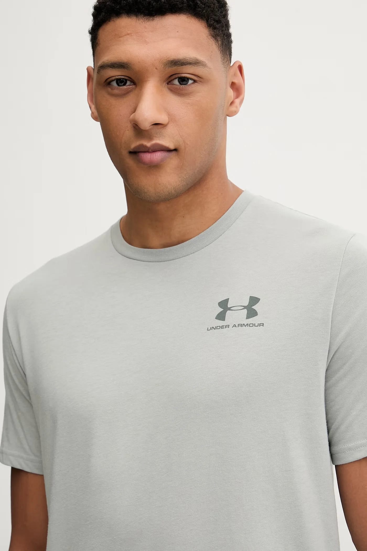 Спортивная футболка SPORTSTYLE LEFT CHEST серая для мужчин - фото 4