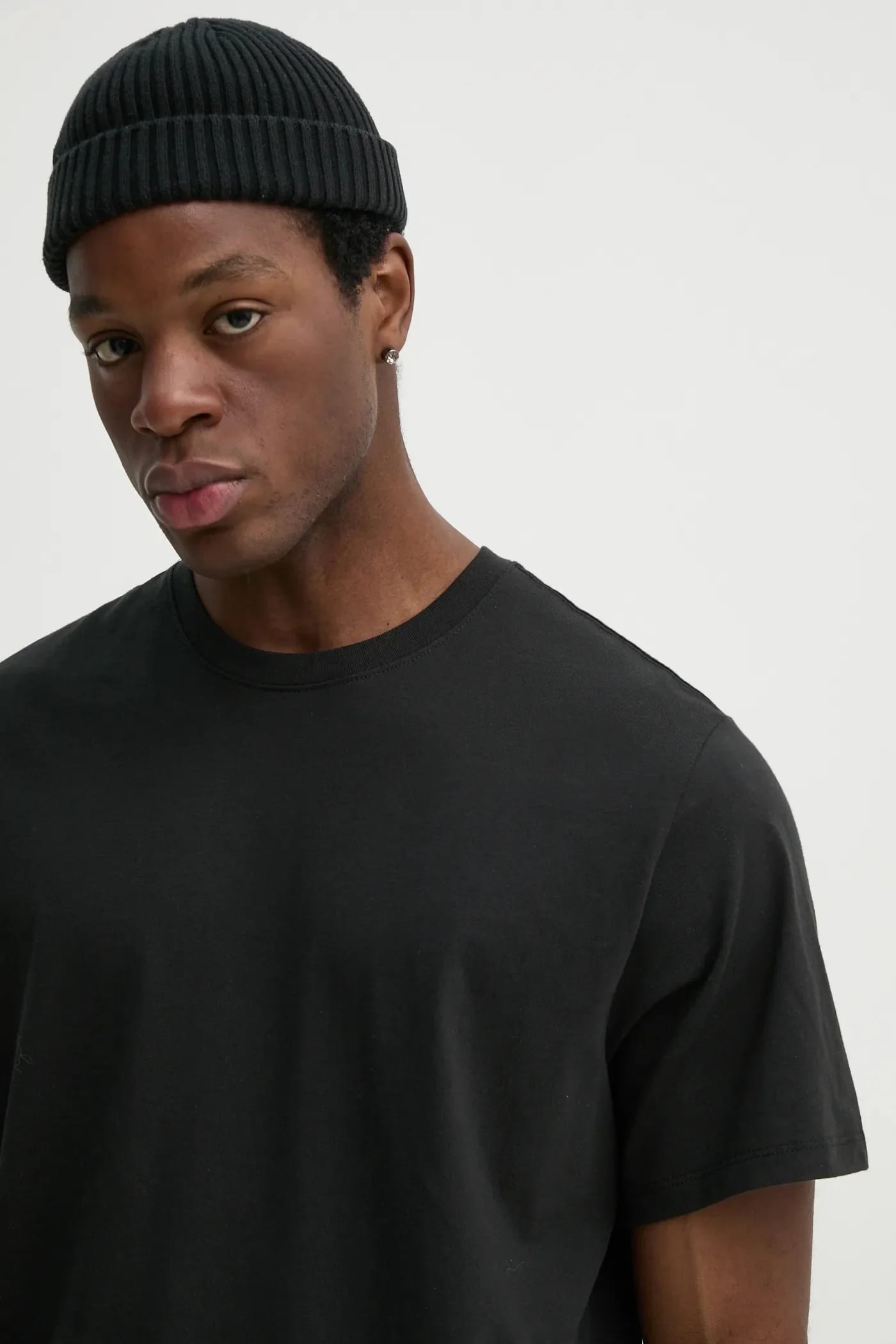 Футболка THE ESSENTIAL TEE из хлопка черная для мужчин - фото 4