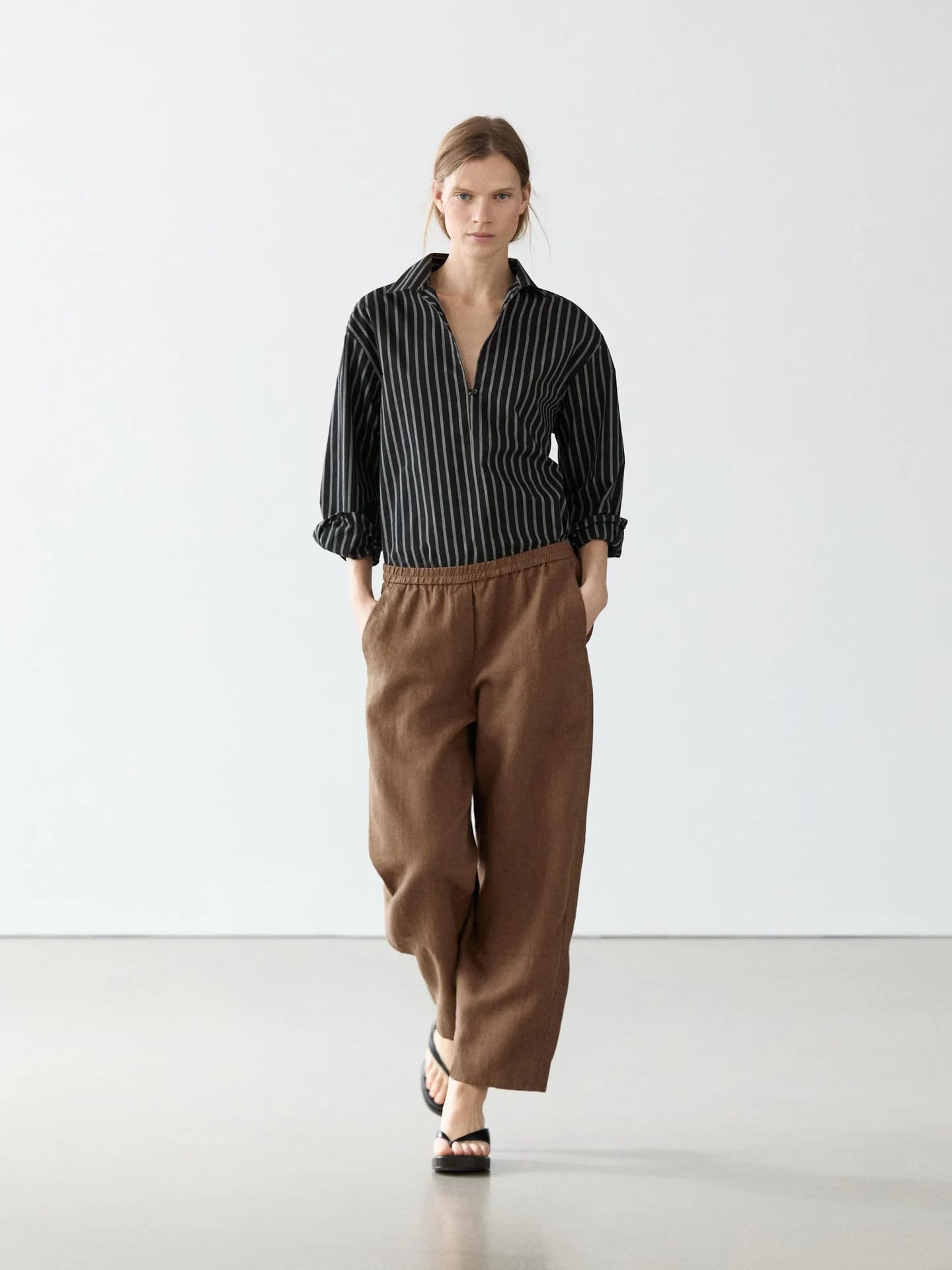 Льняные брюки с эластичной резинкой на талии. - фото 6