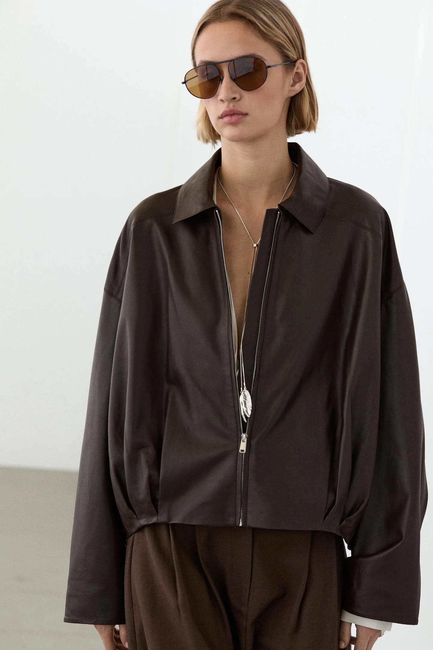Куртка из кожи наппа со складками - фото 7
