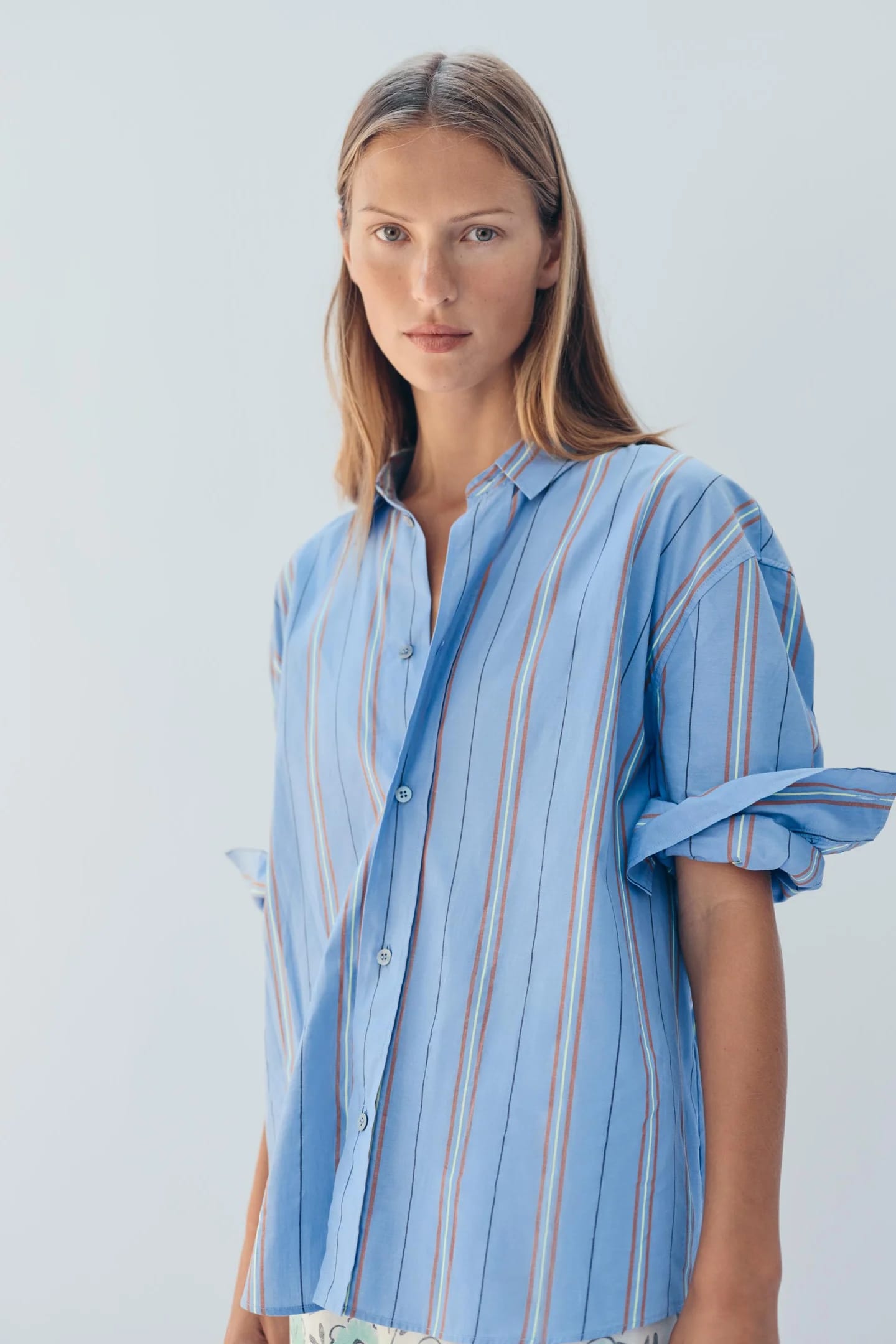 РУБАШКА OVERSIZE В ПОЛОСКУ, ОГРАНИЧЕННАЯ ВЫПУСК - фото 3