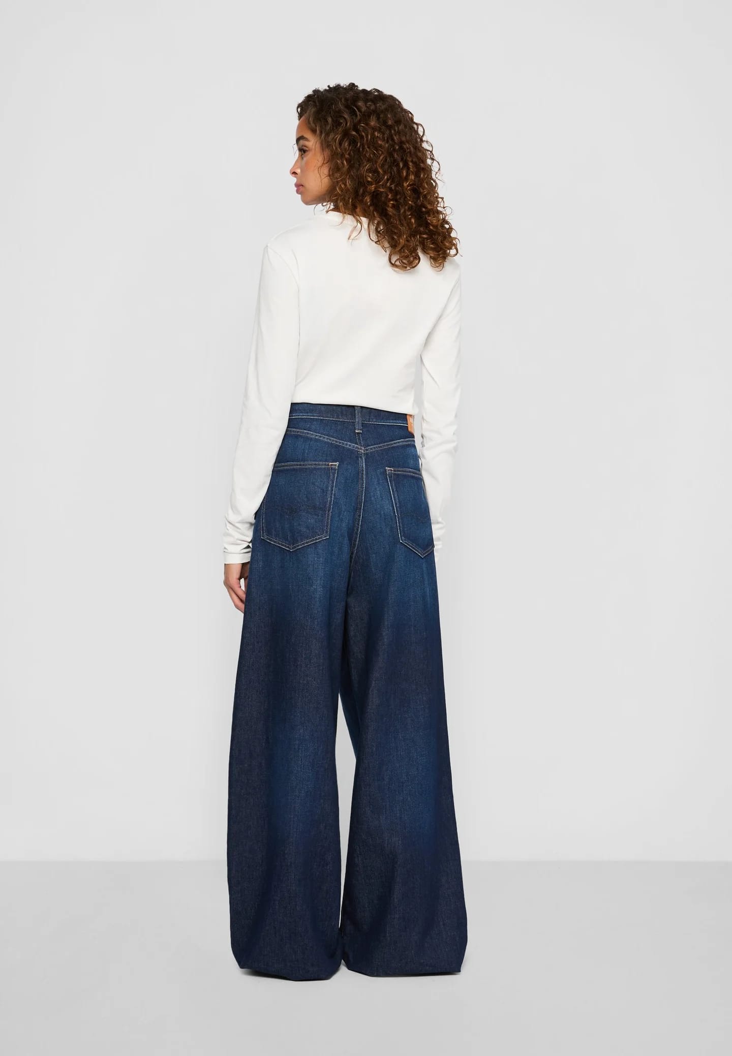 MARGOTT DARK TINTED INDIGO WASHED DENIM - Широкие штанины - фото 4