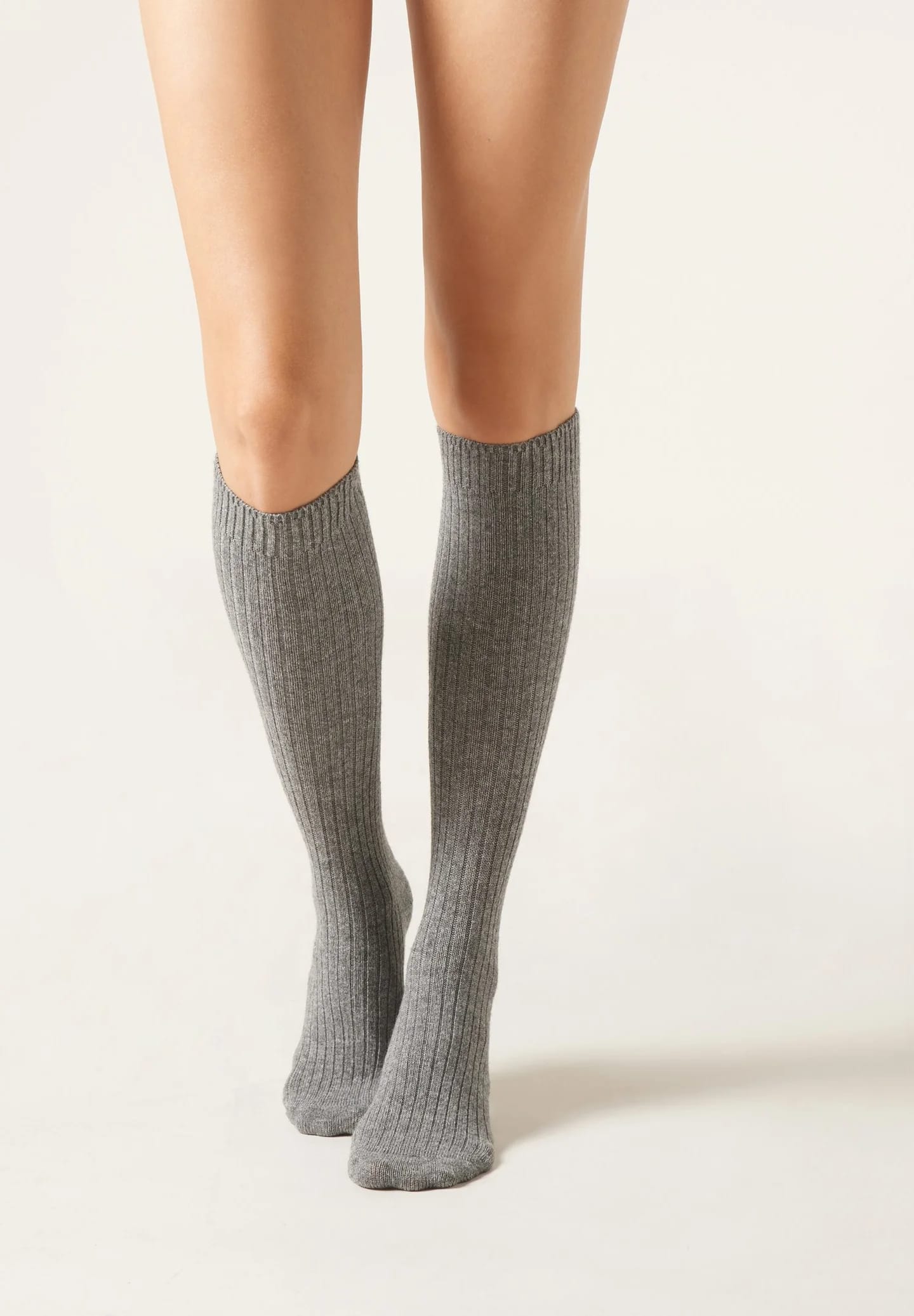 LANGE SOCKEN IN RIPPE AUS WOLLE UND KASCHMIR - Носки до колена