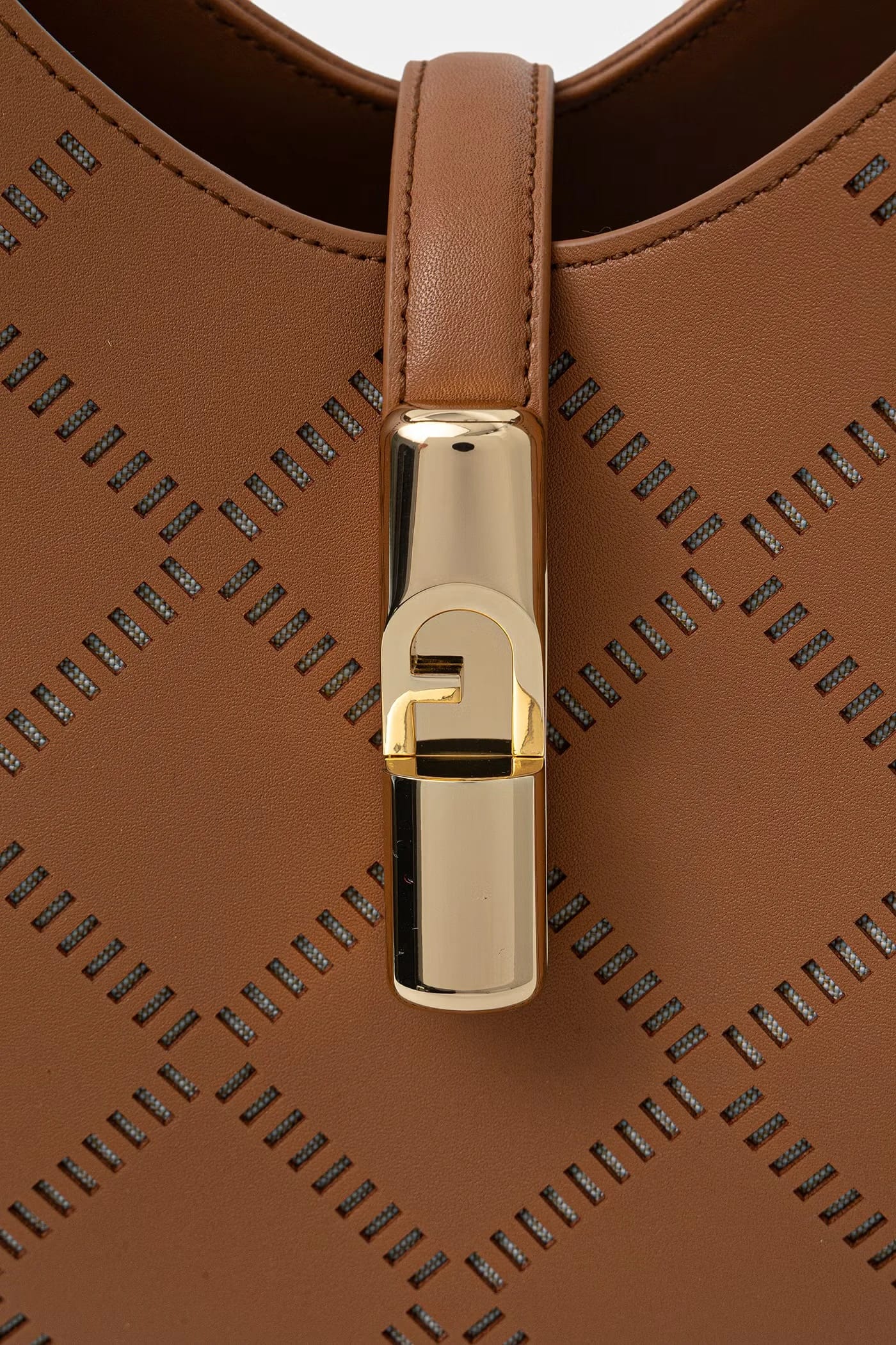 Женская кожаная сумка-хобо Goccia M Hobo - фото 4