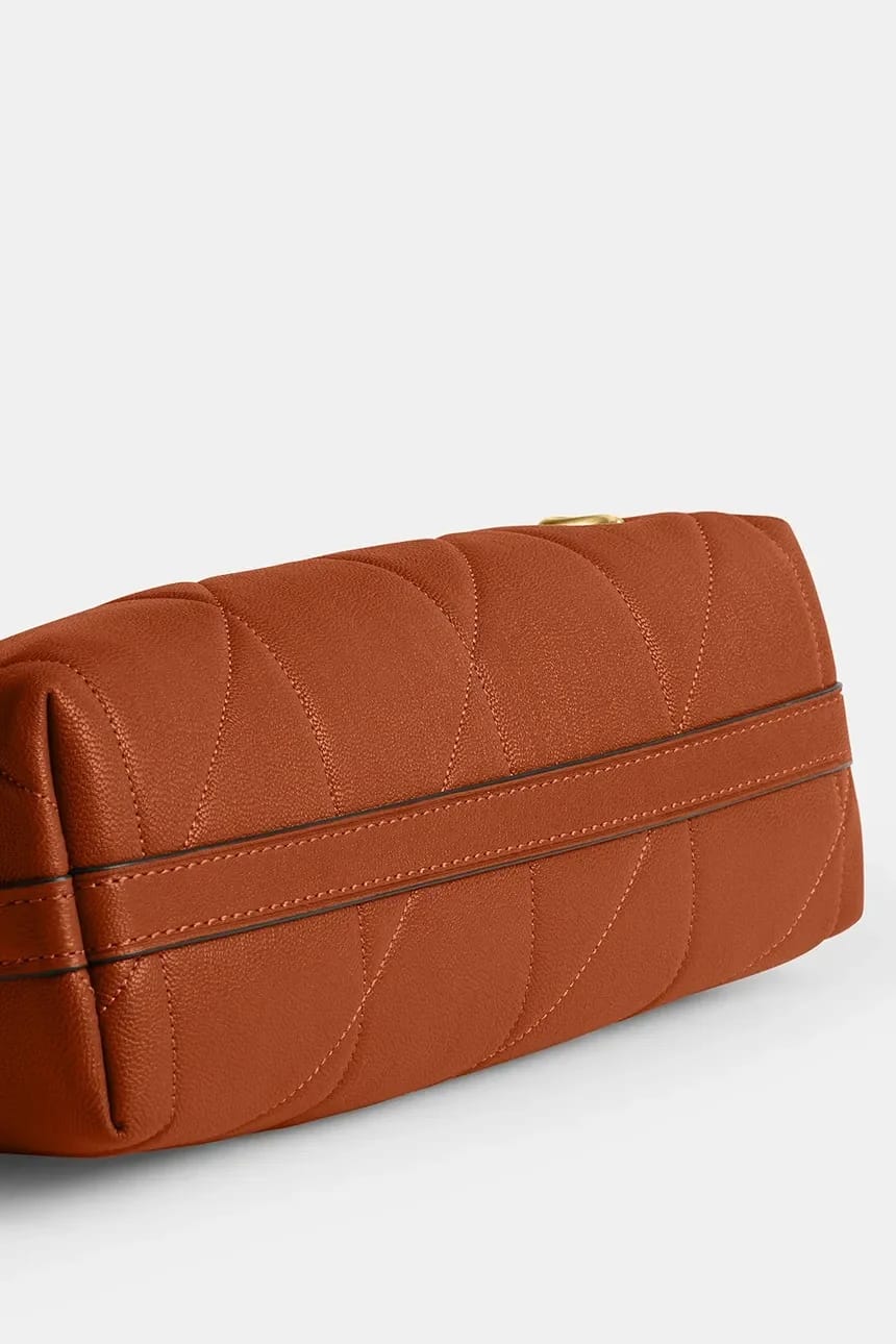 Женская кожаная сумка через плечо Soft Quilted Juliet на ремне 25 - фото 6