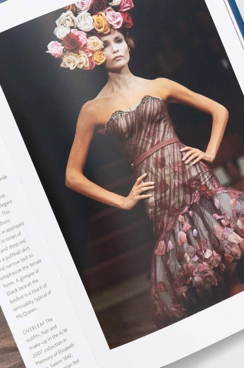 Маленькая книга Alexander McQueen Карен Гомер - фото 2