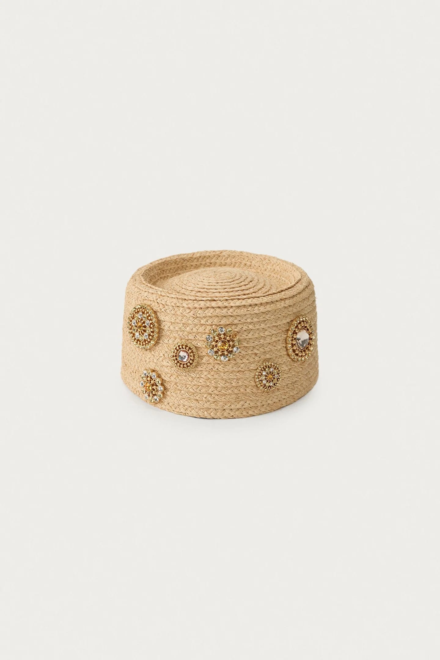 КЕПКА ИЗ 100% РАФИИ С БРОШАМИ MARISA BERENSON X Zara