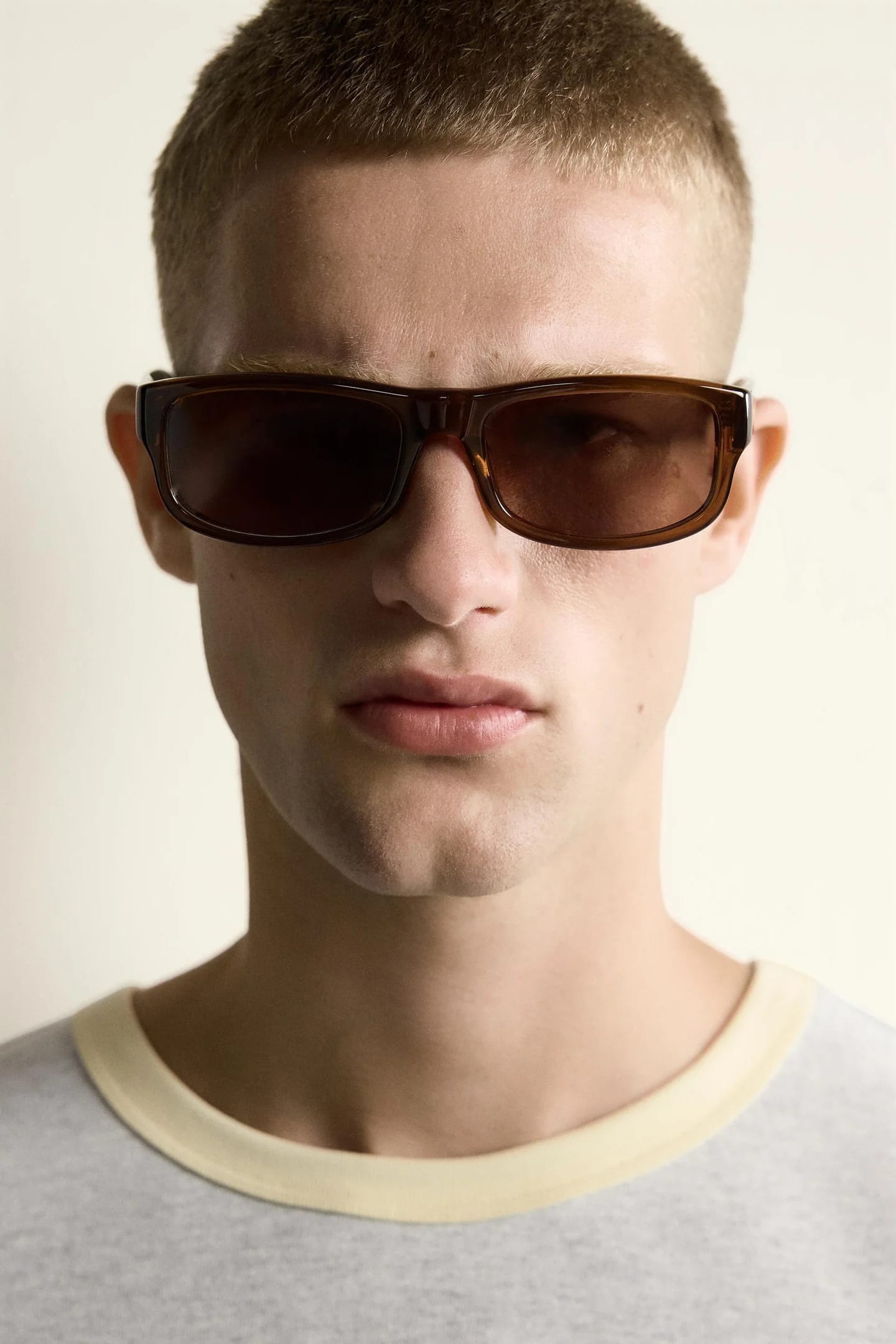 ФУТБОЛКА СВОБОДНОГО КРАЯ С КОНТРАСТНЫМИ ДЕТАЛЯМИ - фото 2
