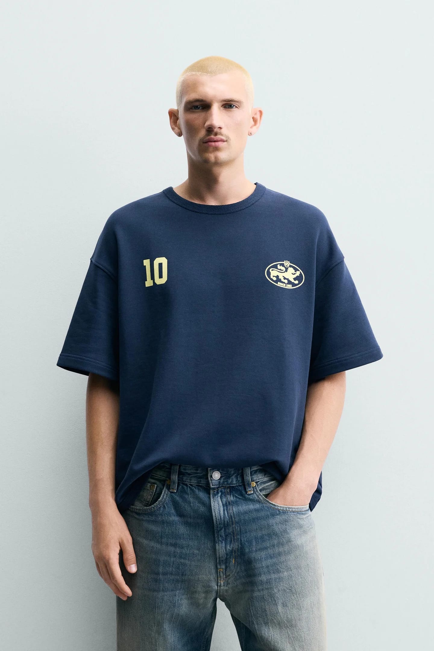СВОБОДНЫЙ СВИТШОТ СО СОЕДИНЕННЫМИ ПРИНТАМИ