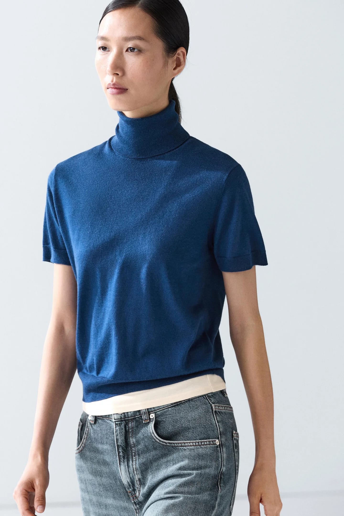 Вязаный свитер с высоким воротником - фото 22