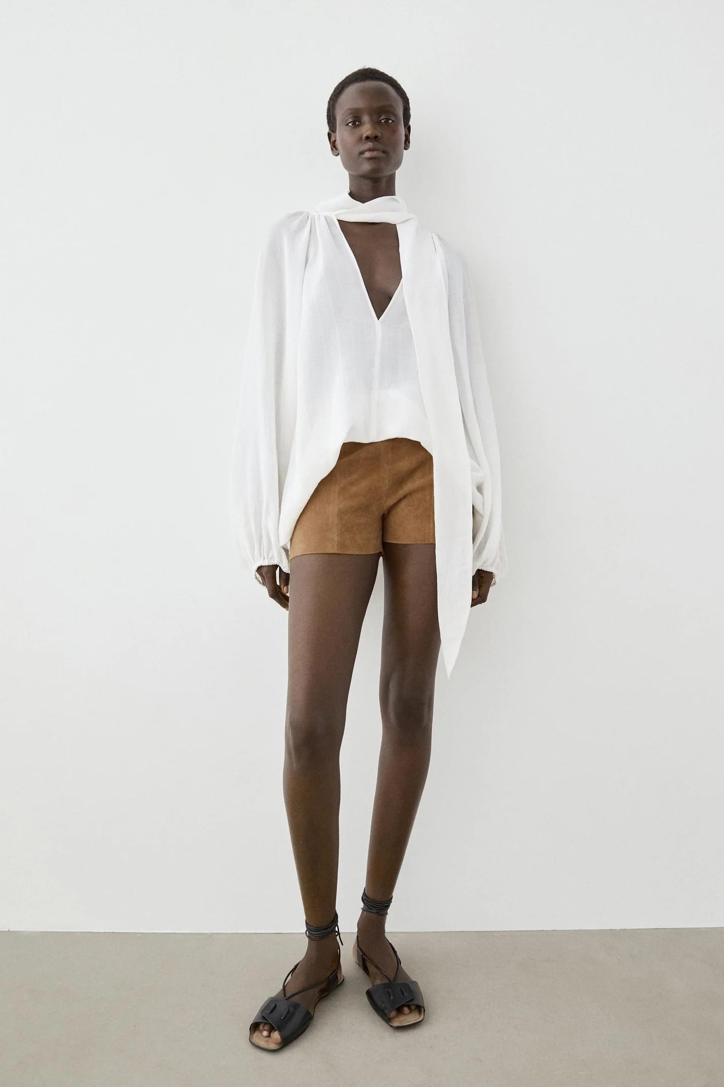 Свободная блузка с V-образным вырезом и завязками. - фото 5