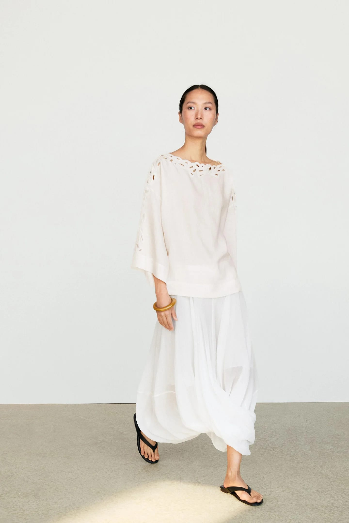 Льняная блузка с вышивкой и вырезом-лодочкой - фото 9
