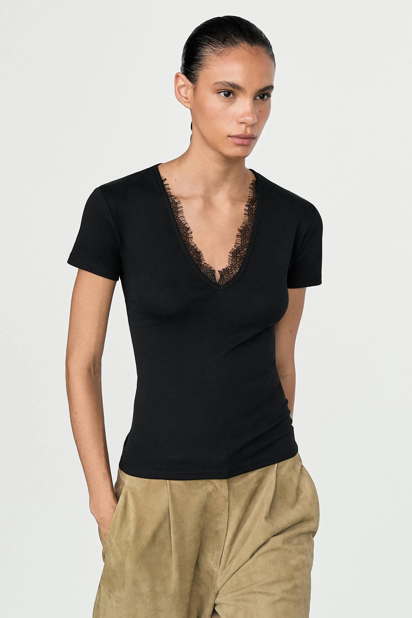 Футболка с V-образным вырезом и кружевом - фото 8