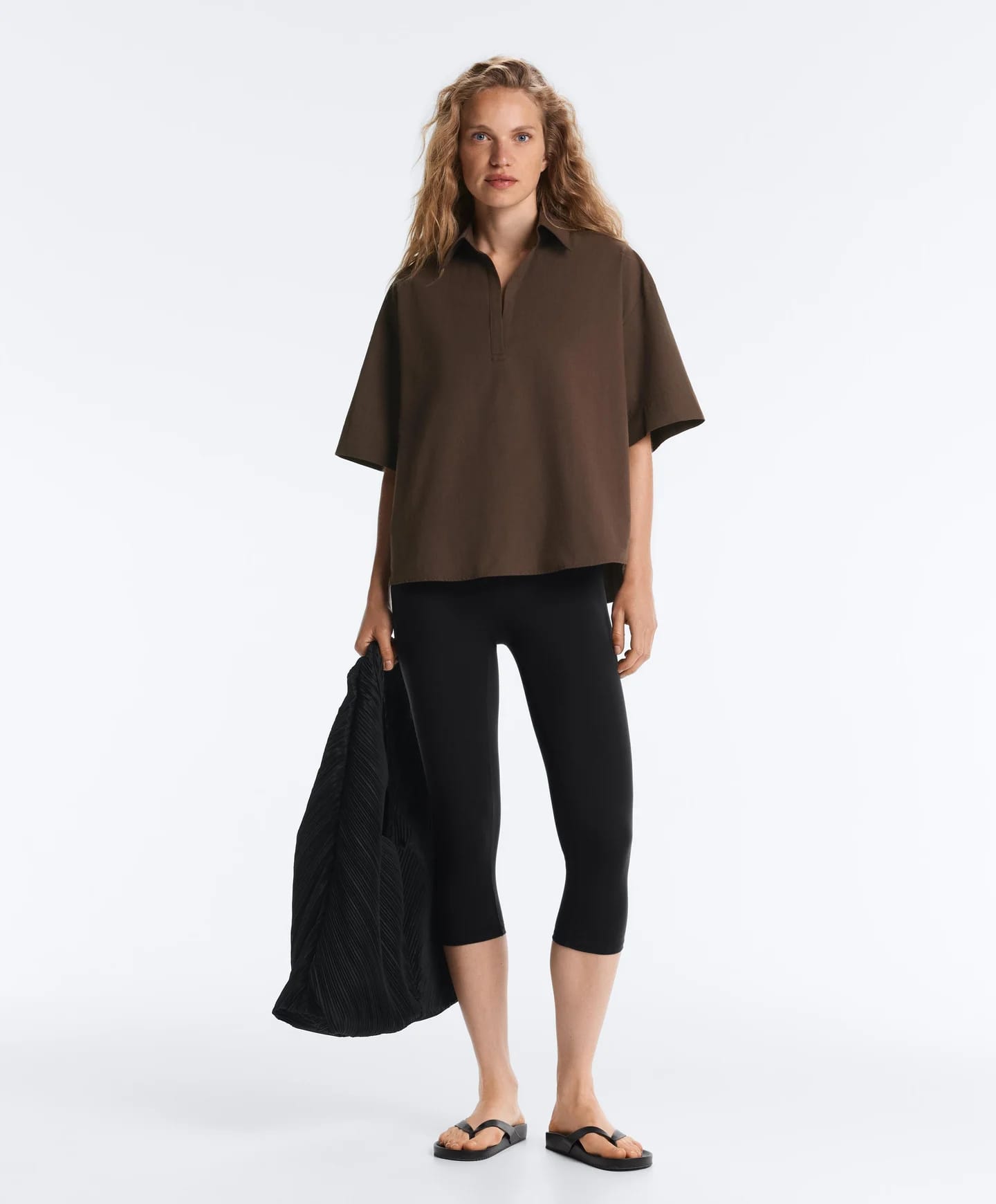Широкая модель Total Look из 100% коричневого хлопка. - фото 4