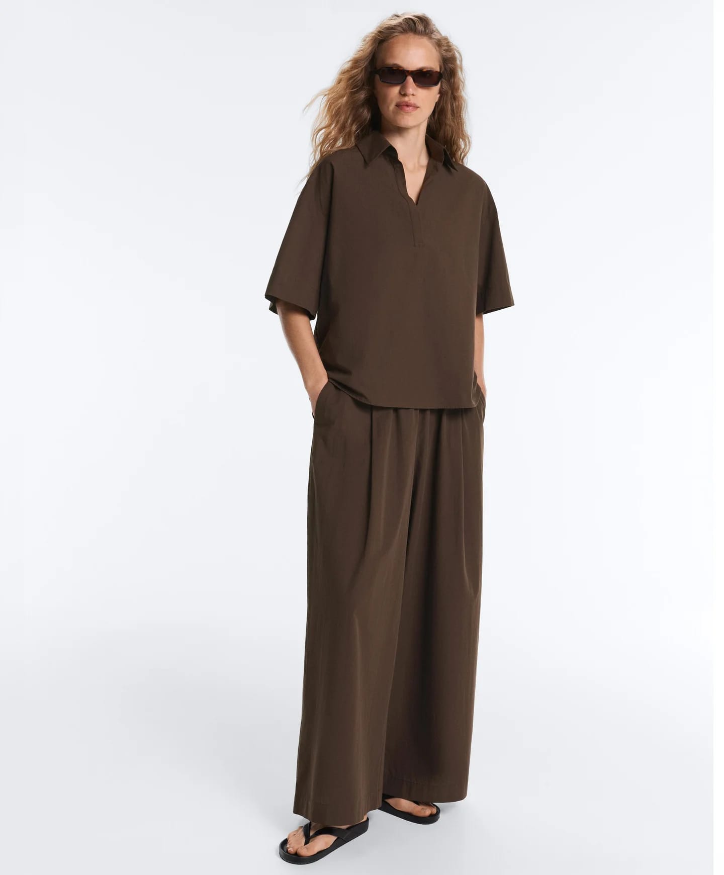 Широкая модель Total Look из 100% коричневого хлопка. - фото 5