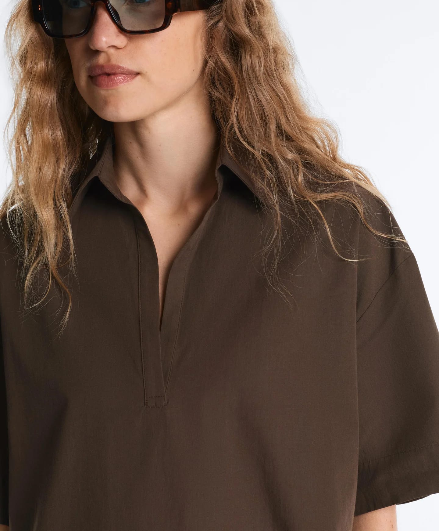 Широкая модель Total Look из 100% коричневого хлопка. - фото 7
