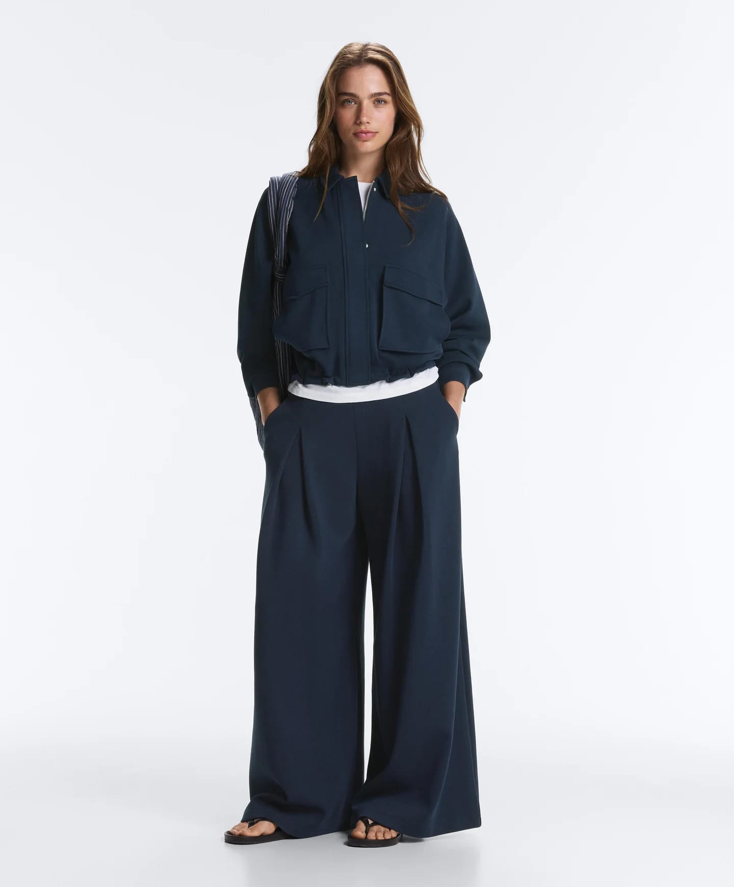 Широкие штанины Total Look из хлопка темно-синего цвета. - фото 7