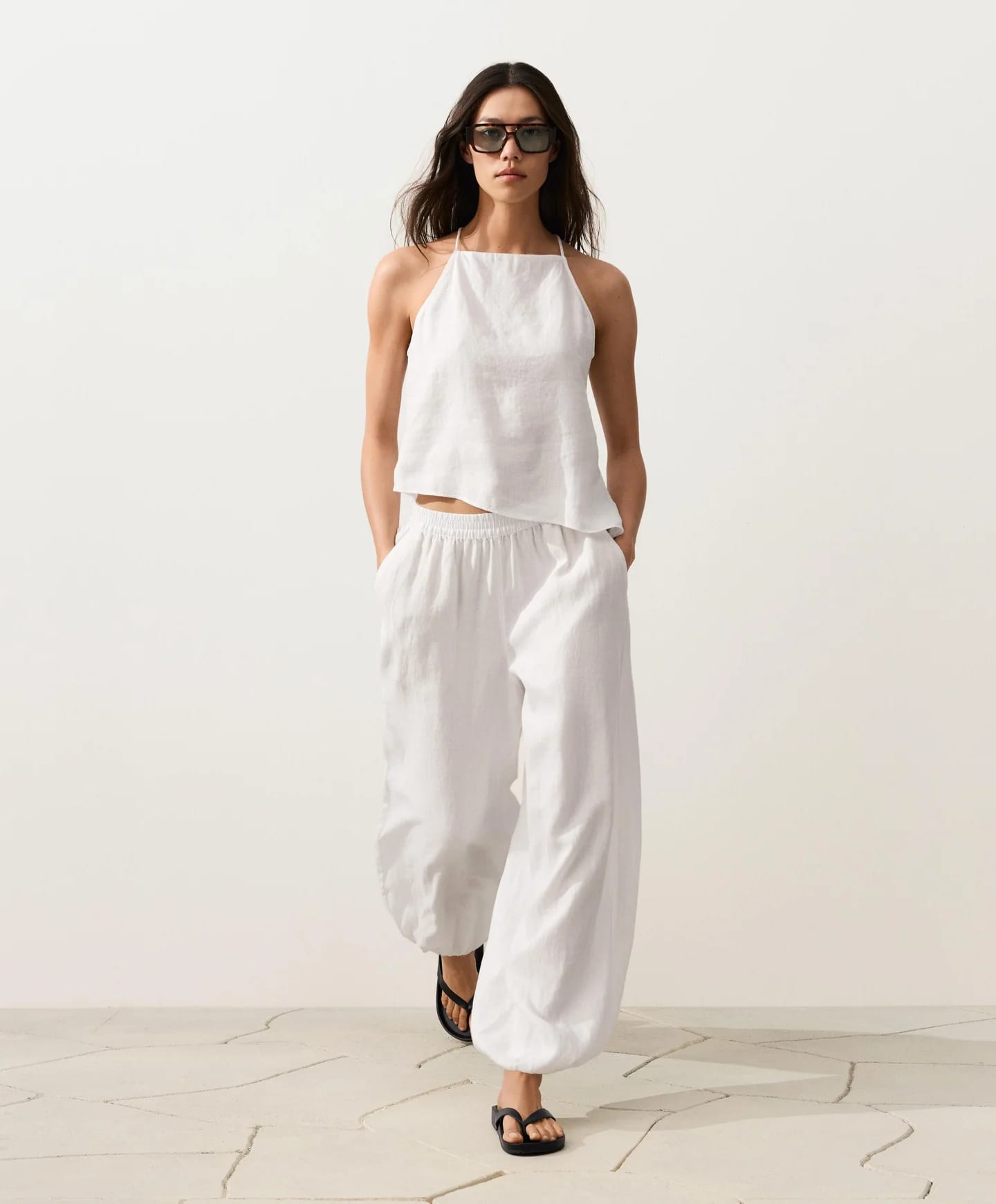 Total Look: белые льняные шаровары - фото 10