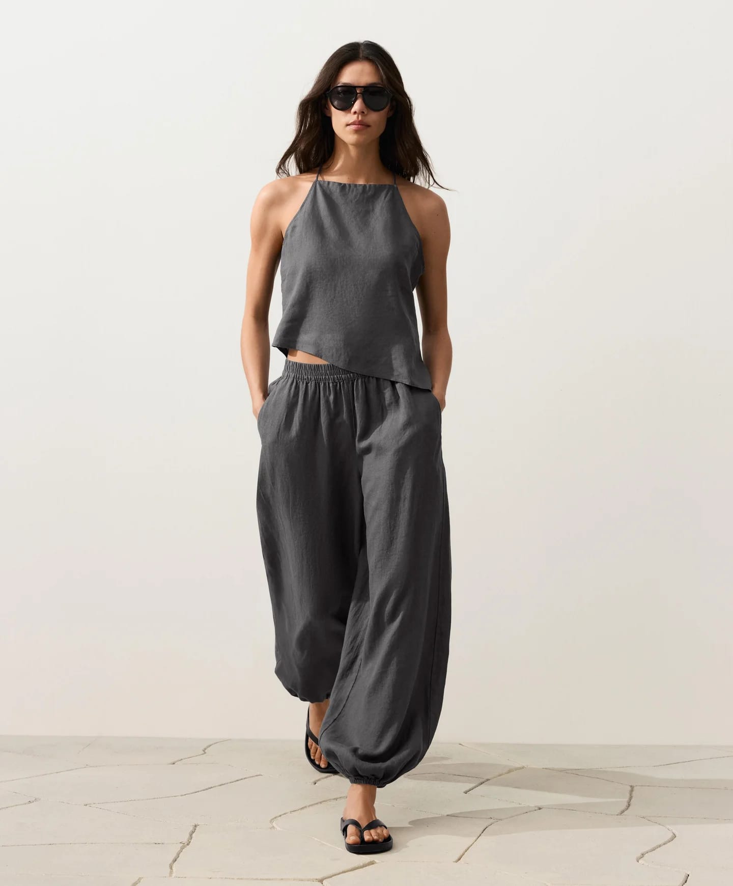 Total Look: серые льняные шорты-шаровары - фото 7