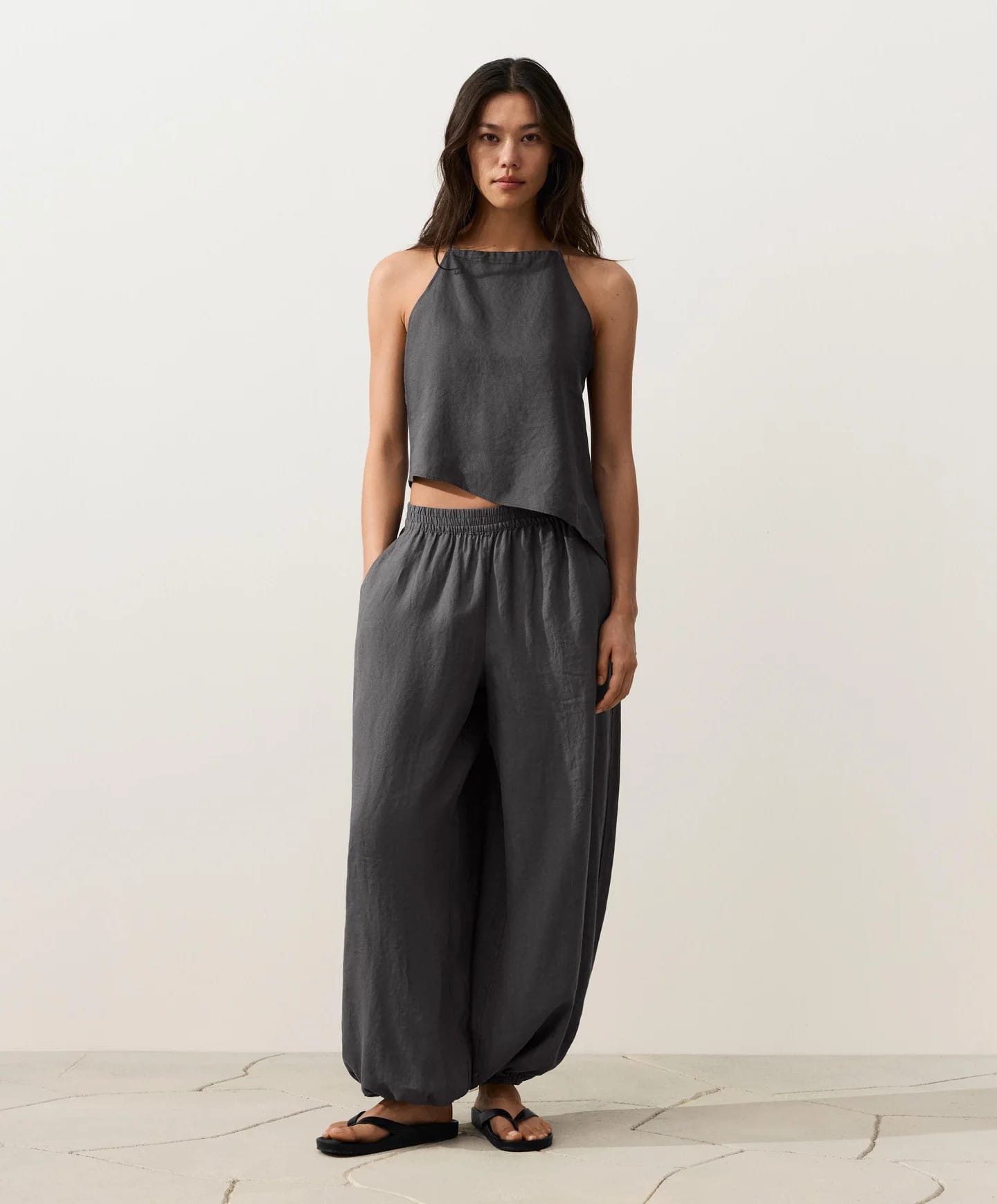 Total Look: серые льняные шорты-шаровары - фото 8