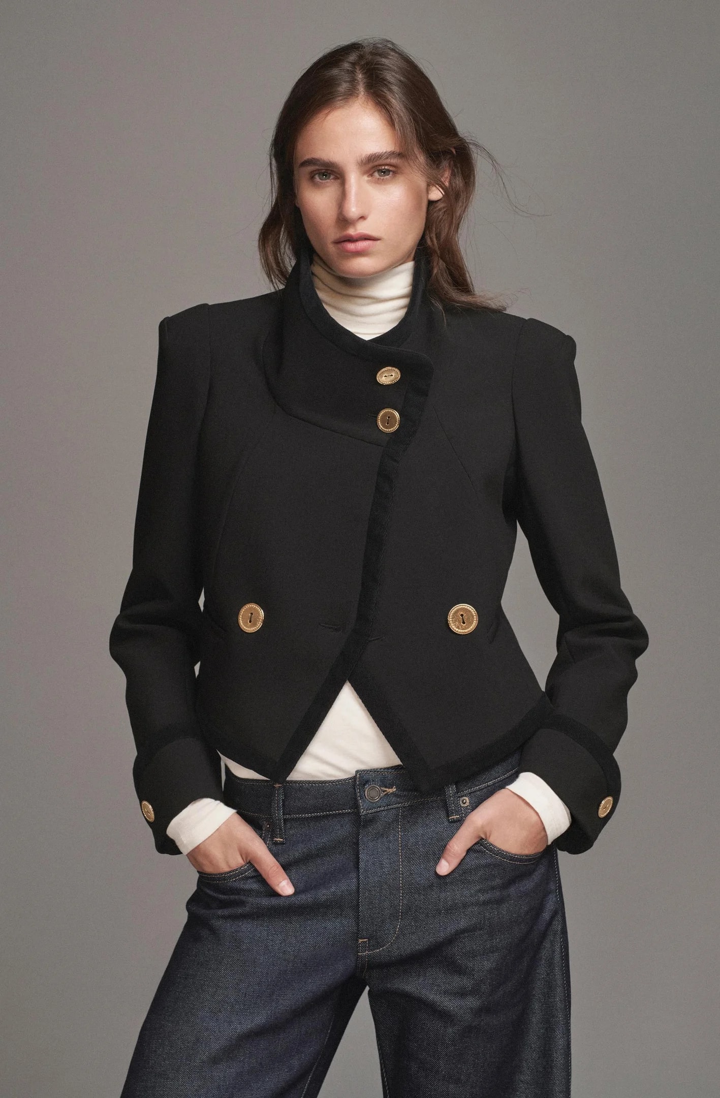 КОРОТКАЯ КУРТКА НА ПУГОВИЦАХ – ИЗДЕЛИЕ Zara ДЛЯ ЖЕНЩИН