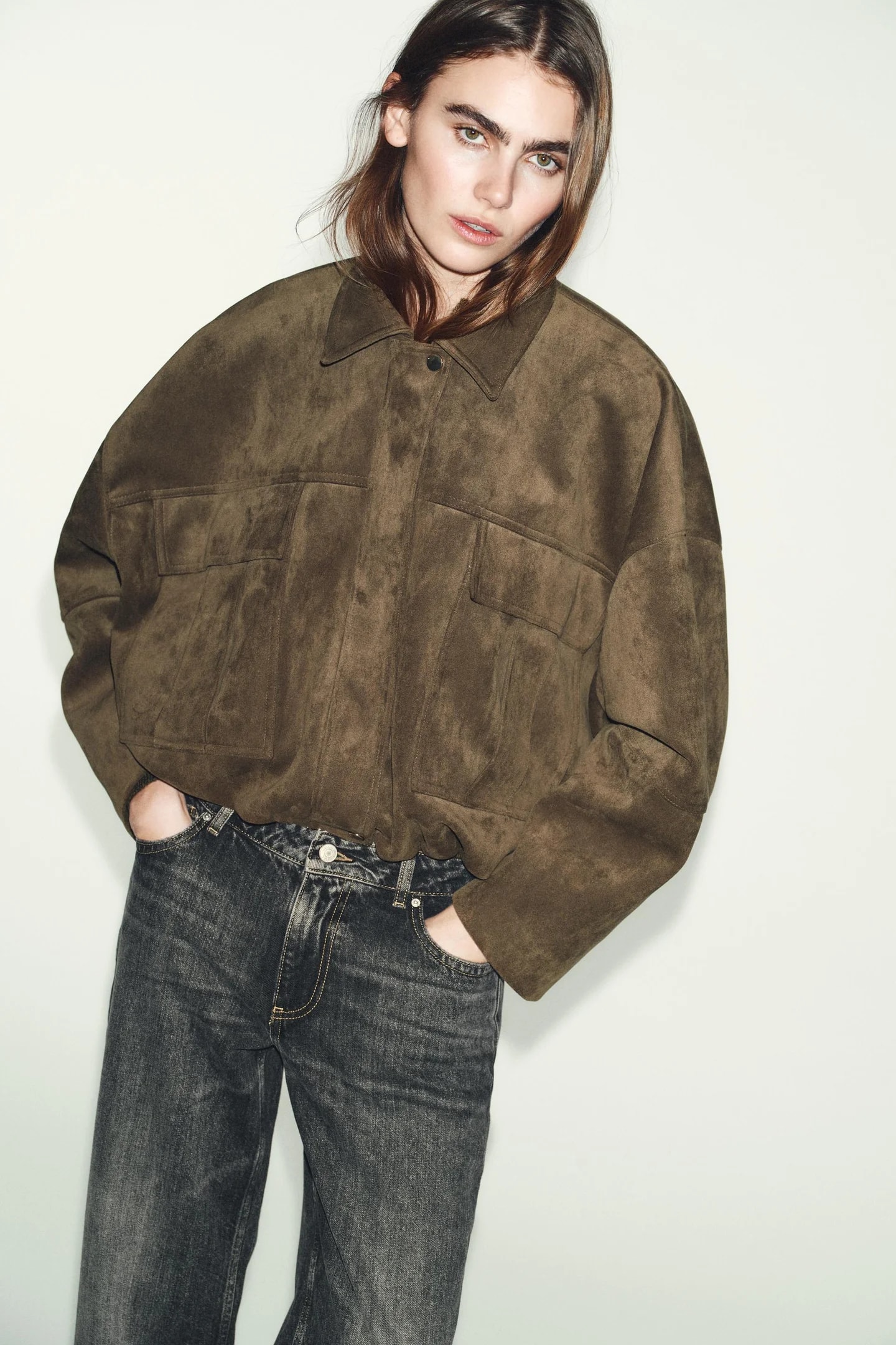 БОМБЕР OVERSIZE ИЗ ИСКУССТВЕННОЙ ЗАМШИ С КАПЮШОНОМ