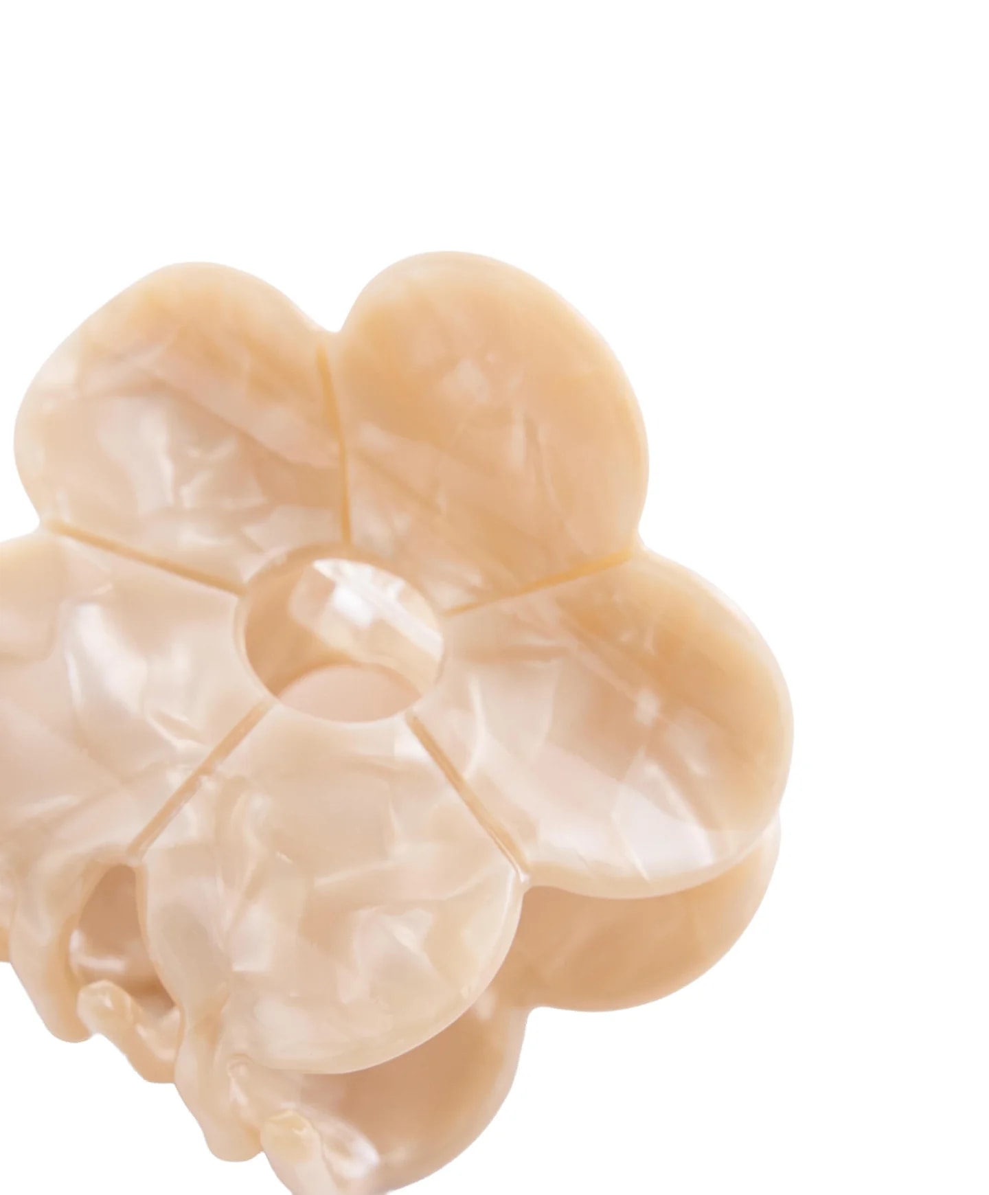 Маленькая заколка в форме цветка.