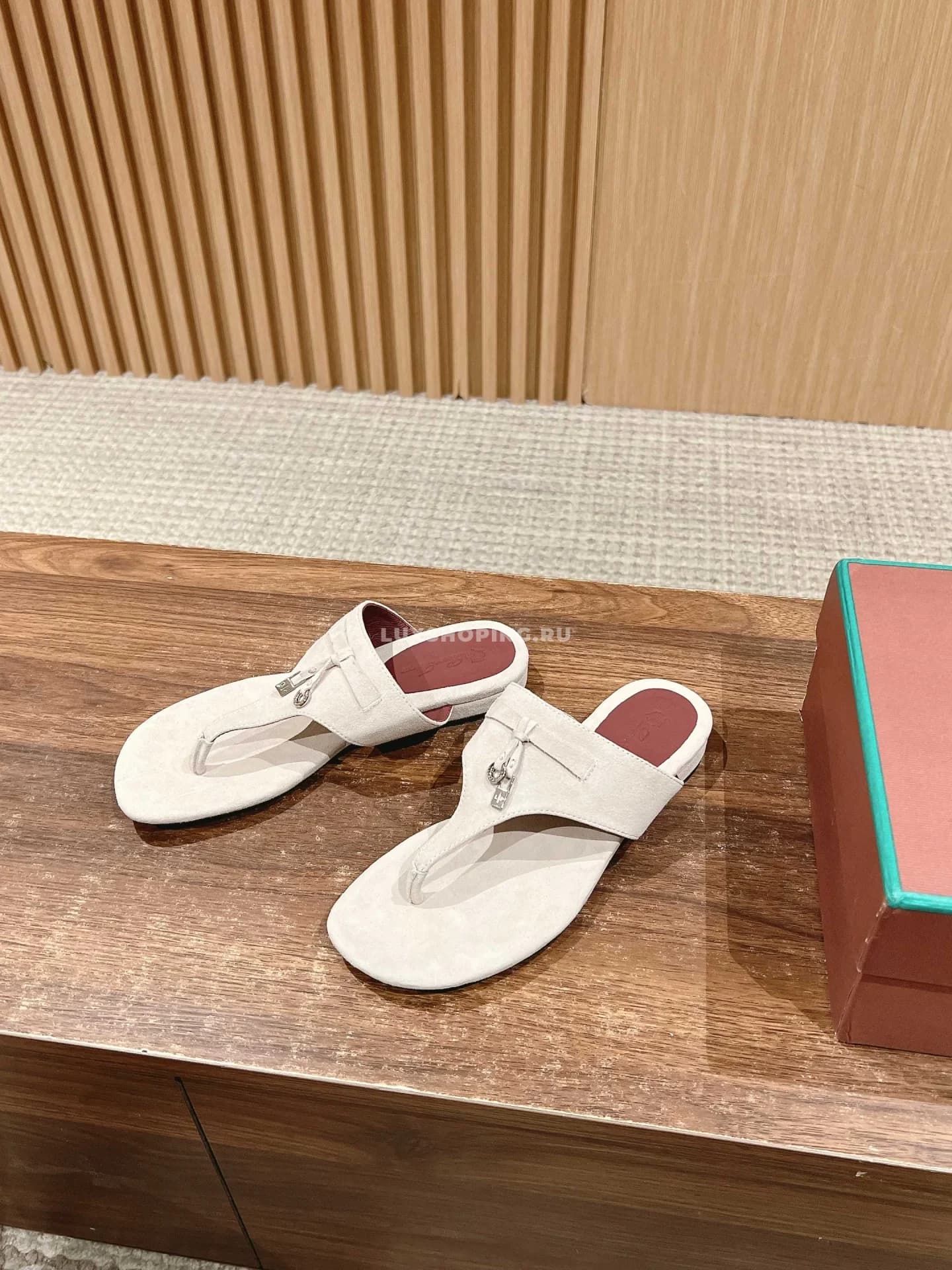 Шлепаны Loro Piano белые