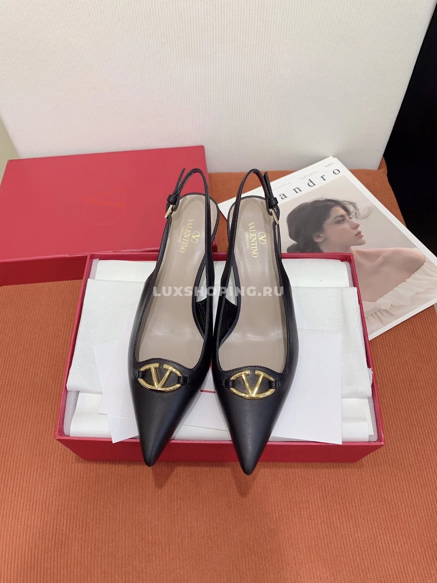 Босоножки Valentino 2024 с лого на высоком каблуке, черные